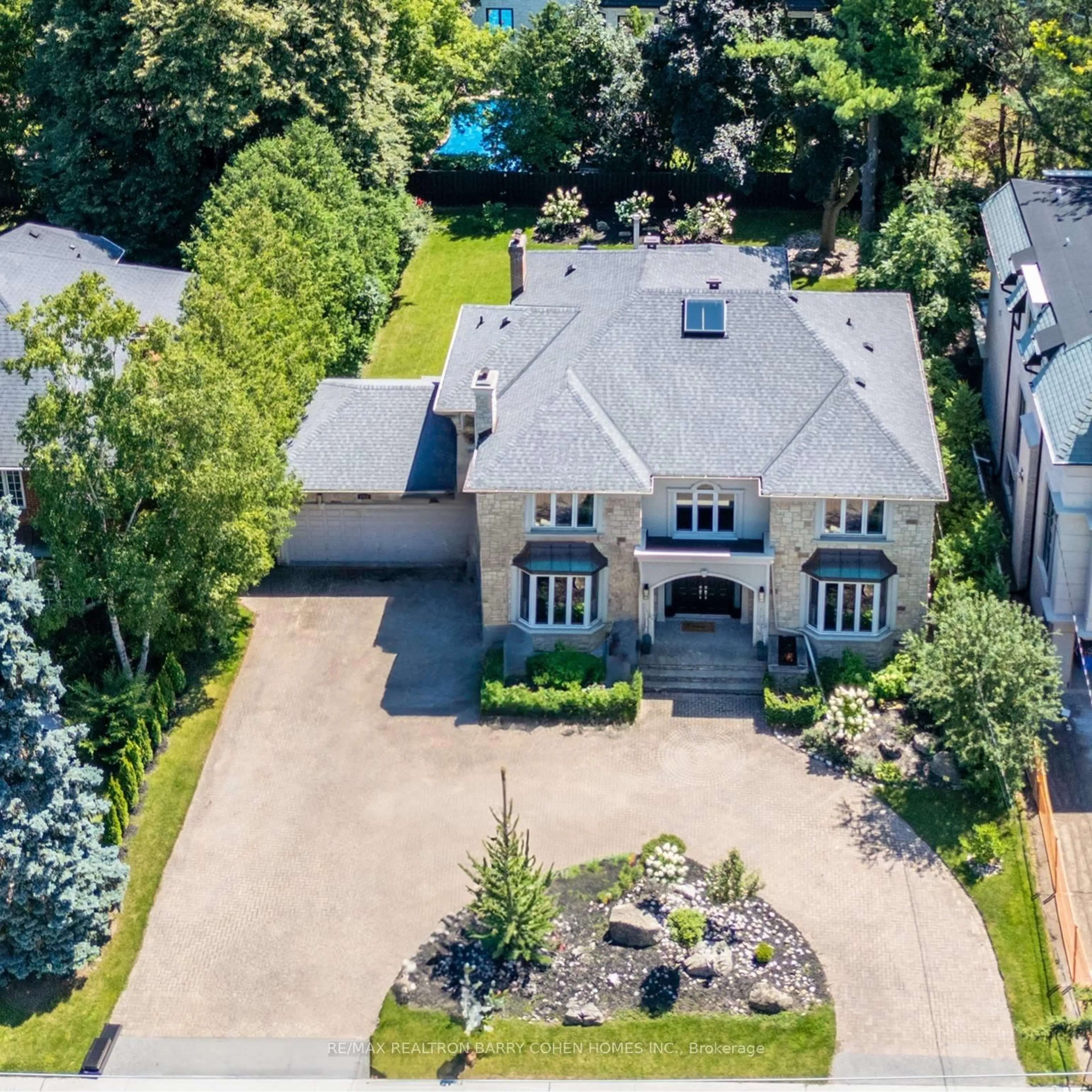 A pic from outside/outdoor area/front of a property/back of a property/a pic from drone, street for 151 Highland Cres, Toronto Ontario M2L 1H2