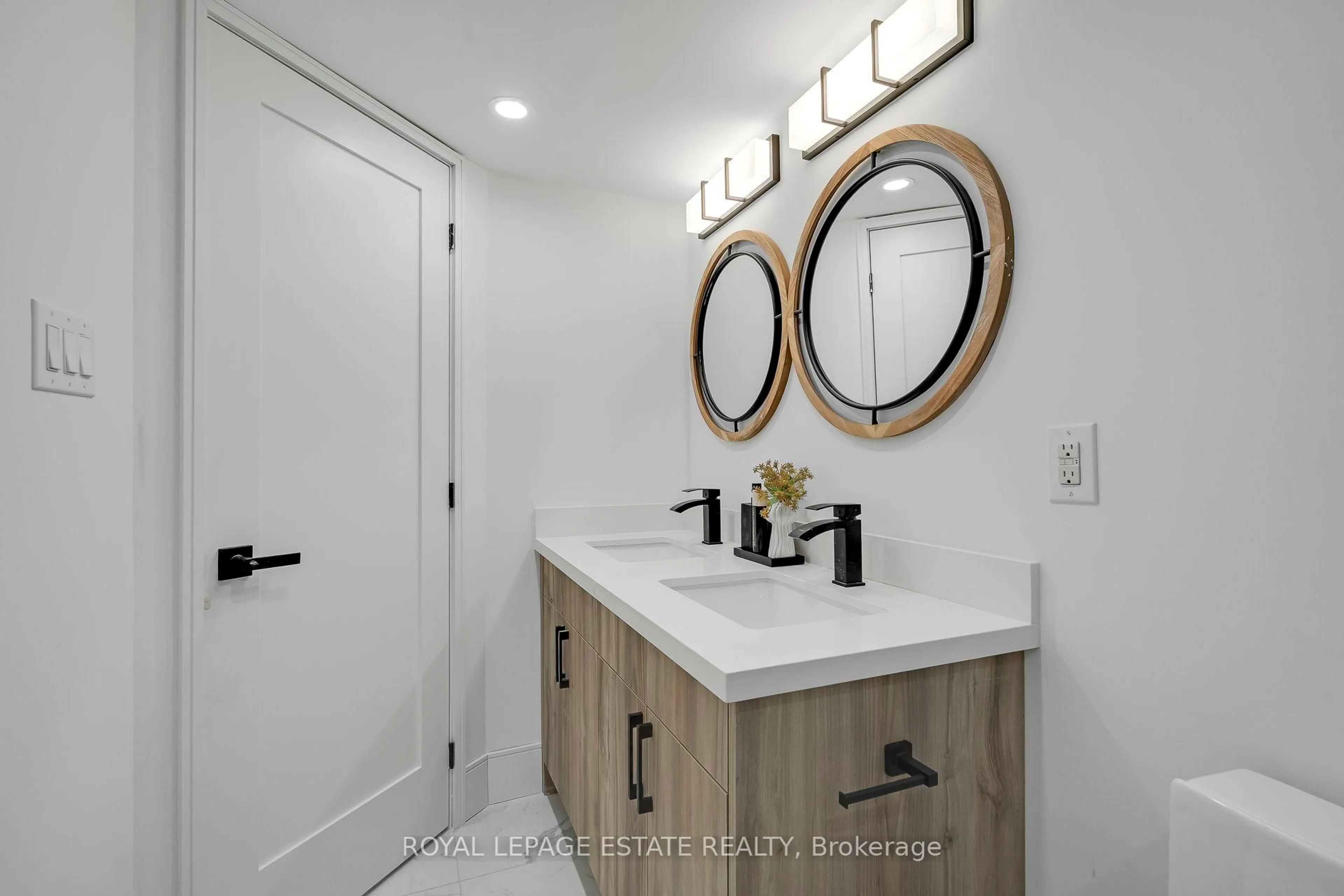 Contemporary bathroom, ceramic/tile floor for 1555 Finch Ave #901, Toronto Ontario M2J 4X9