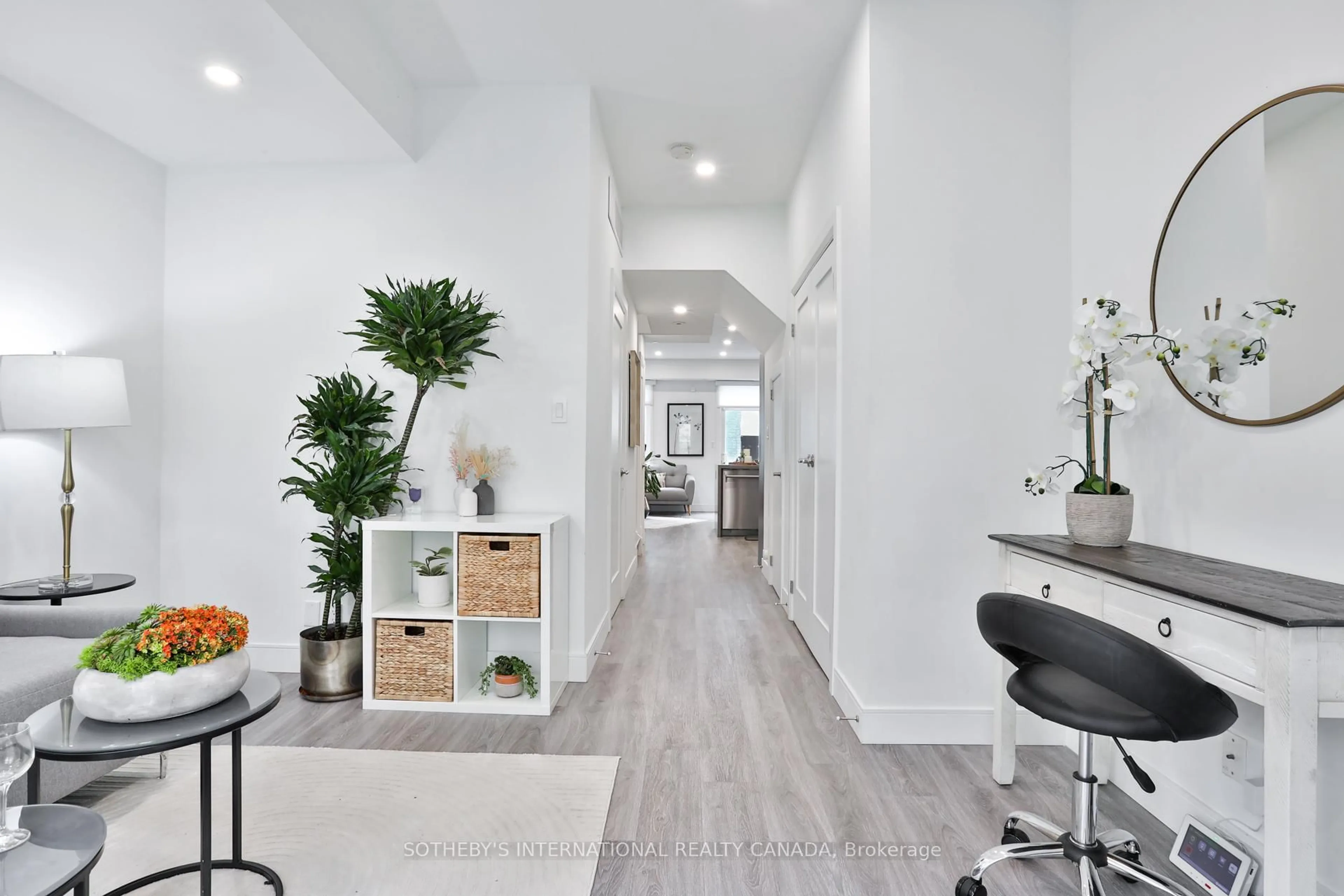 Indoor entryway for 98 Carr St #TH06, Toronto Ontario M5T 1B7