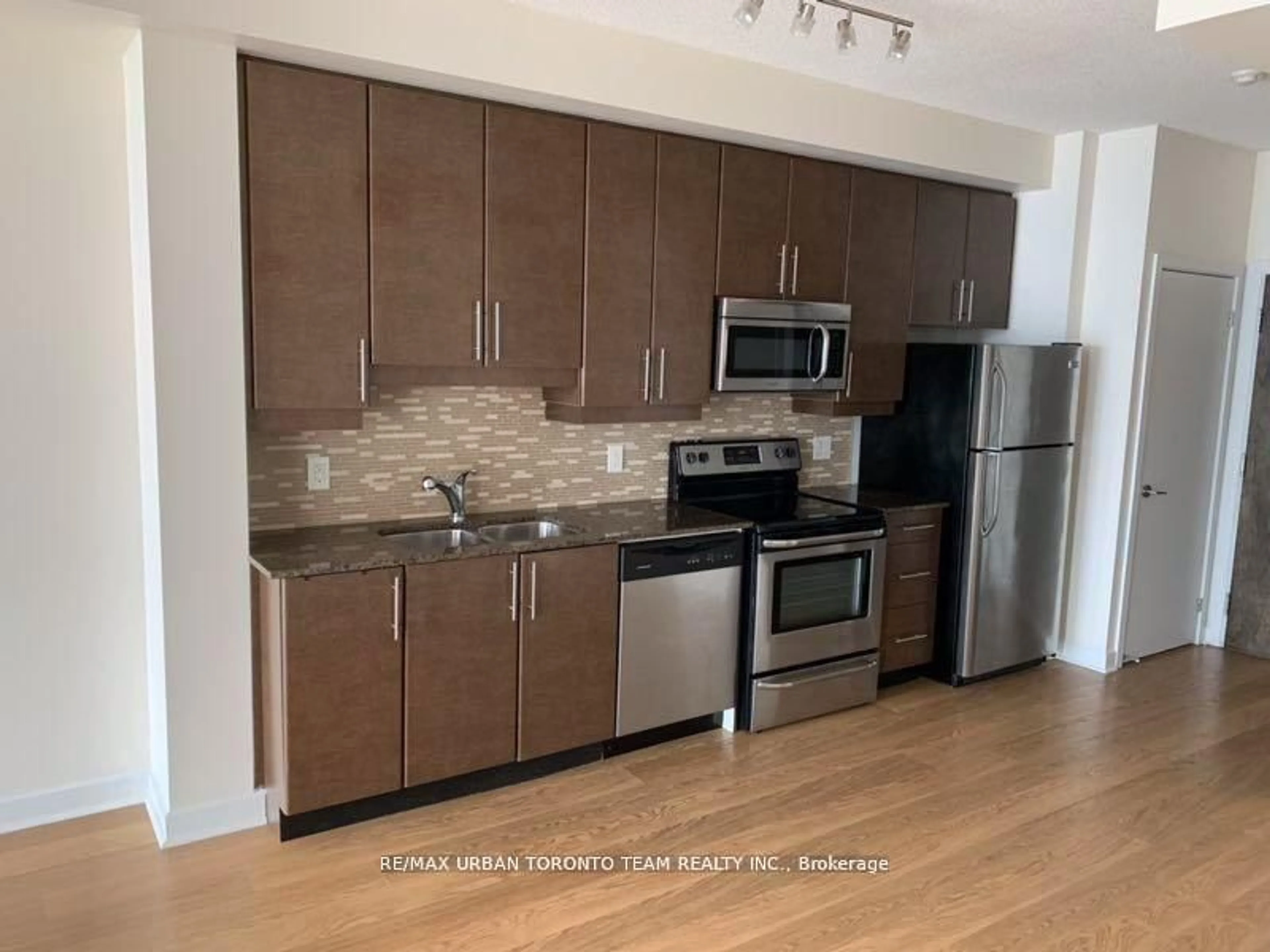 Standard kitchen, wood/laminate floor for 33 Bay St #3901, Toronto Ontario M5J 2Z3