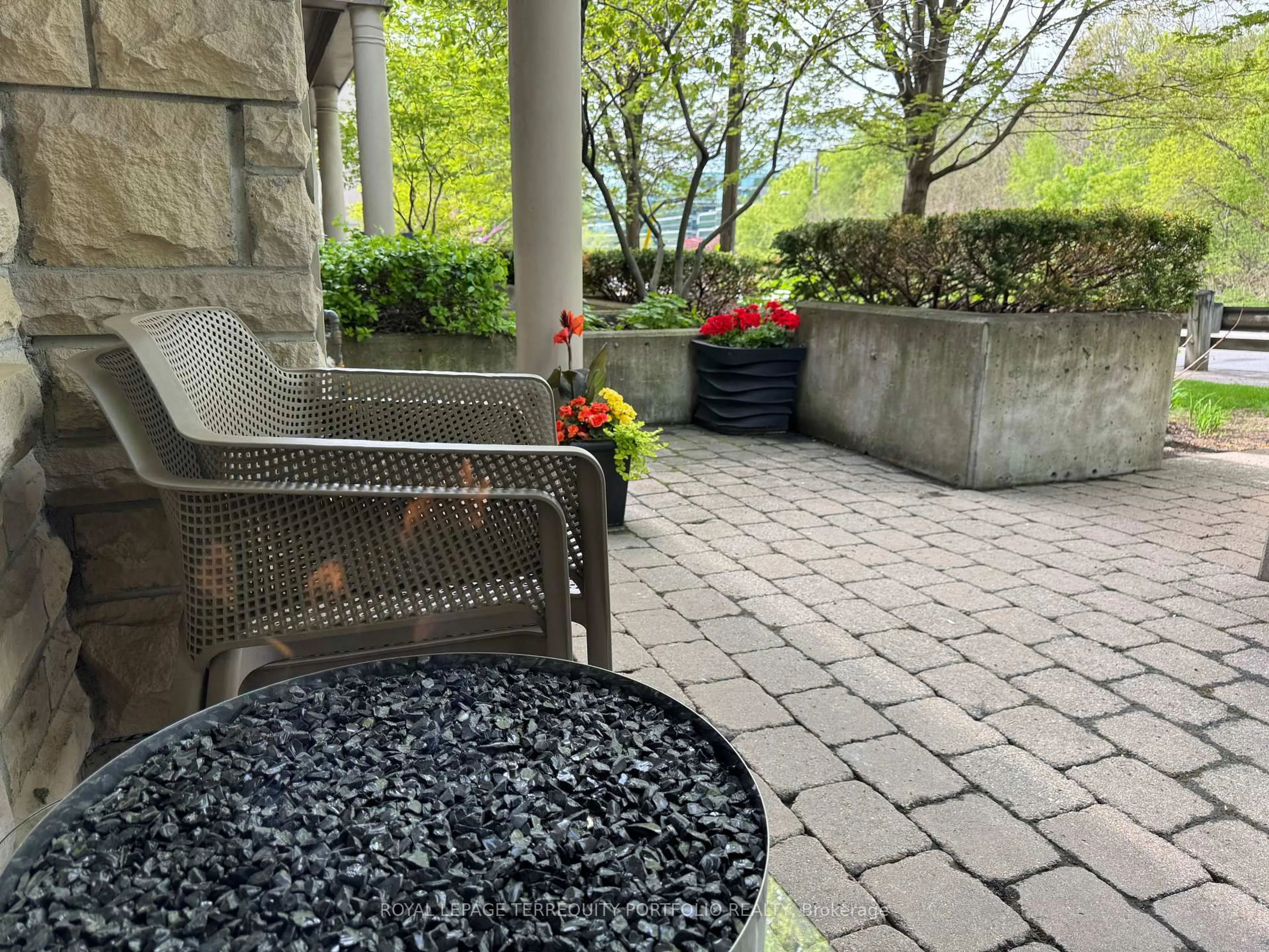 Patio, street for 51 York Mills Rd #314, Toronto Ontario M2P 1B6