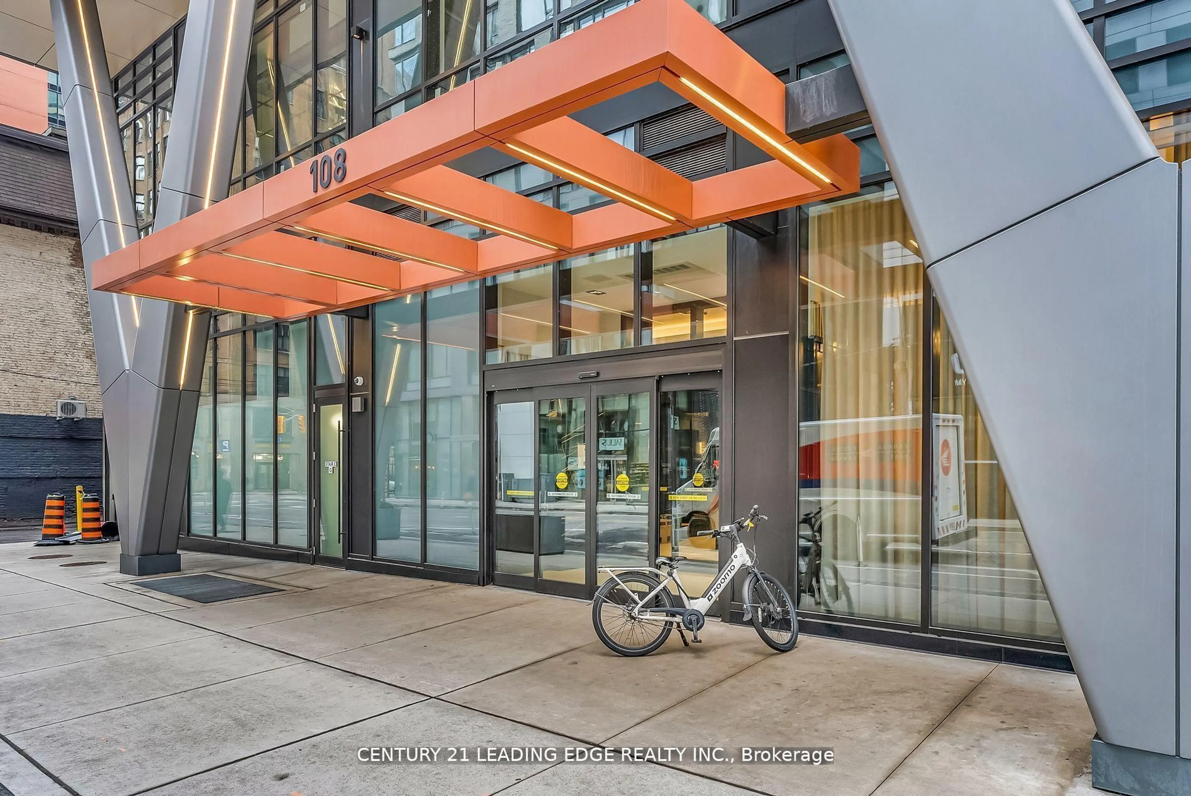 Indoor foyer for 108 Peter St #506, Toronto Ontario M5V 0W2