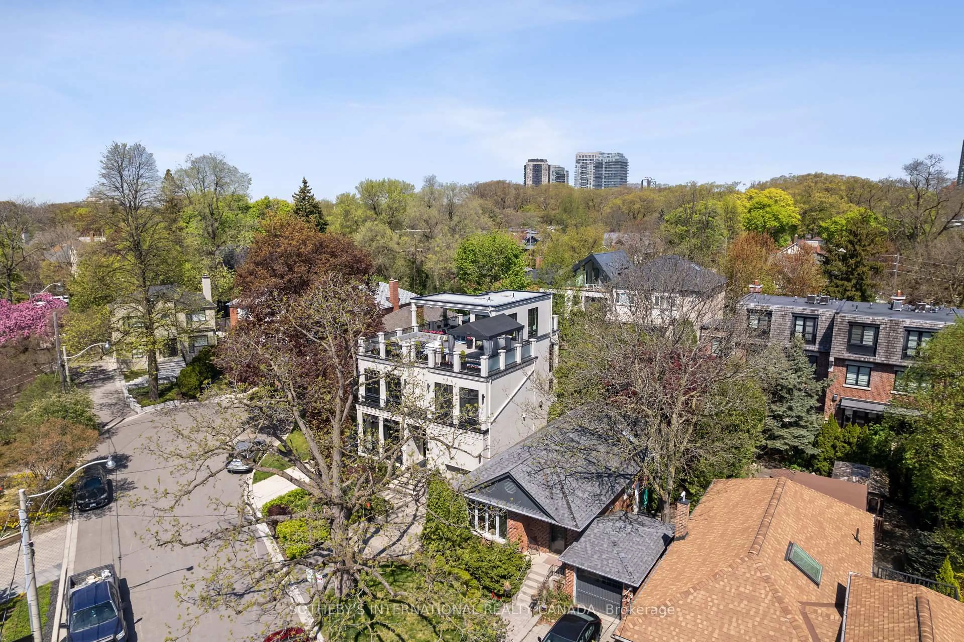 A pic from outside/outdoor area/front of a property/back of a property/a pic from drone, city buildings view from balcony for 5 Lyndhurst Crt, Toronto Ontario M5R 1X7