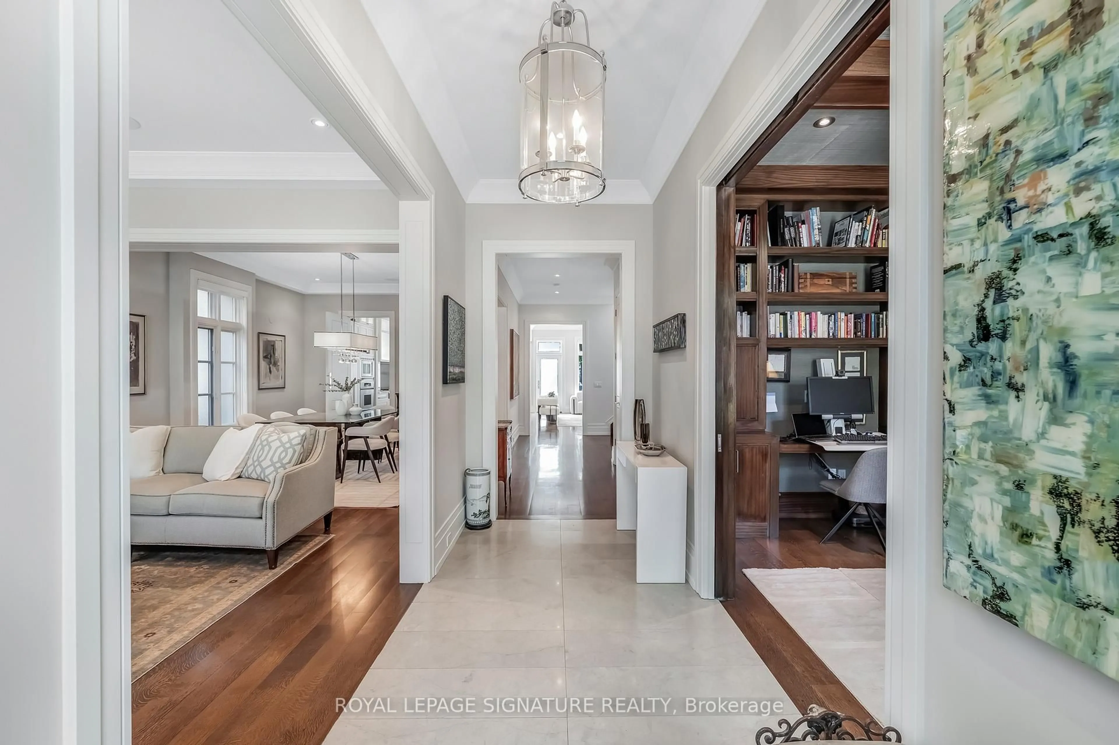 Indoor entryway for 15 Delavan Ave, Toronto Ontario M5P 1T2