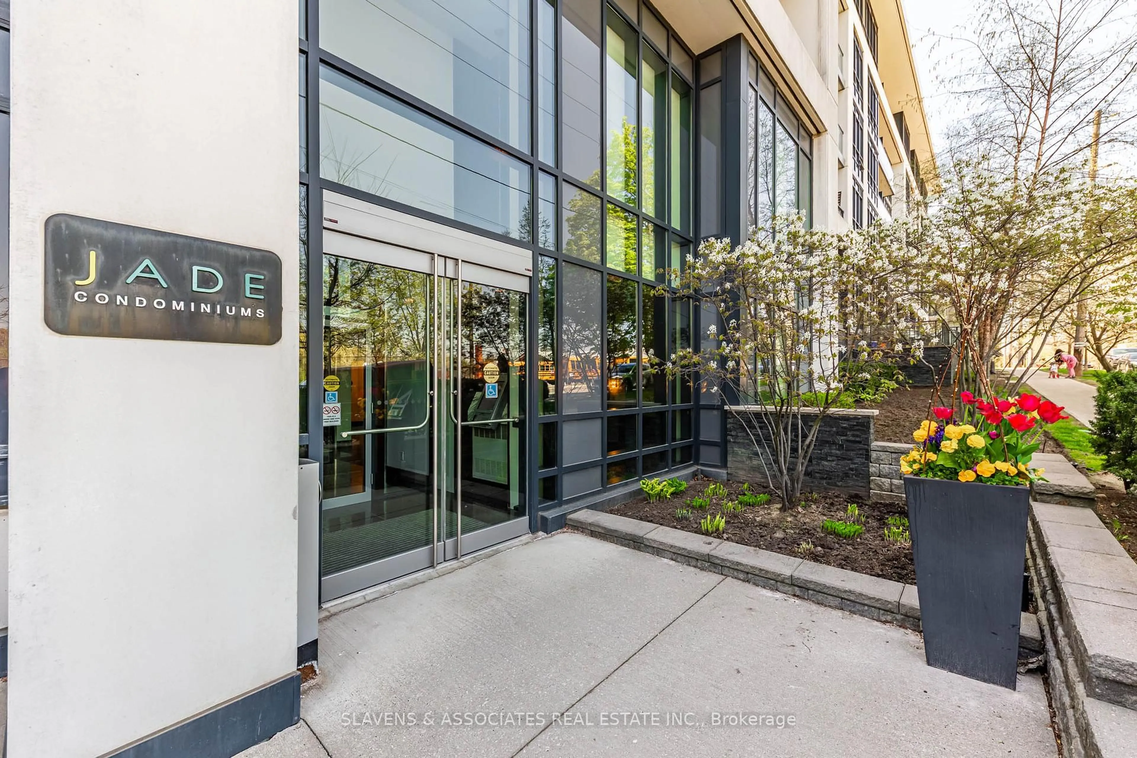 Indoor foyer for 399 Spring Garden Ave #513, Toronto Ontario M2N 3H6