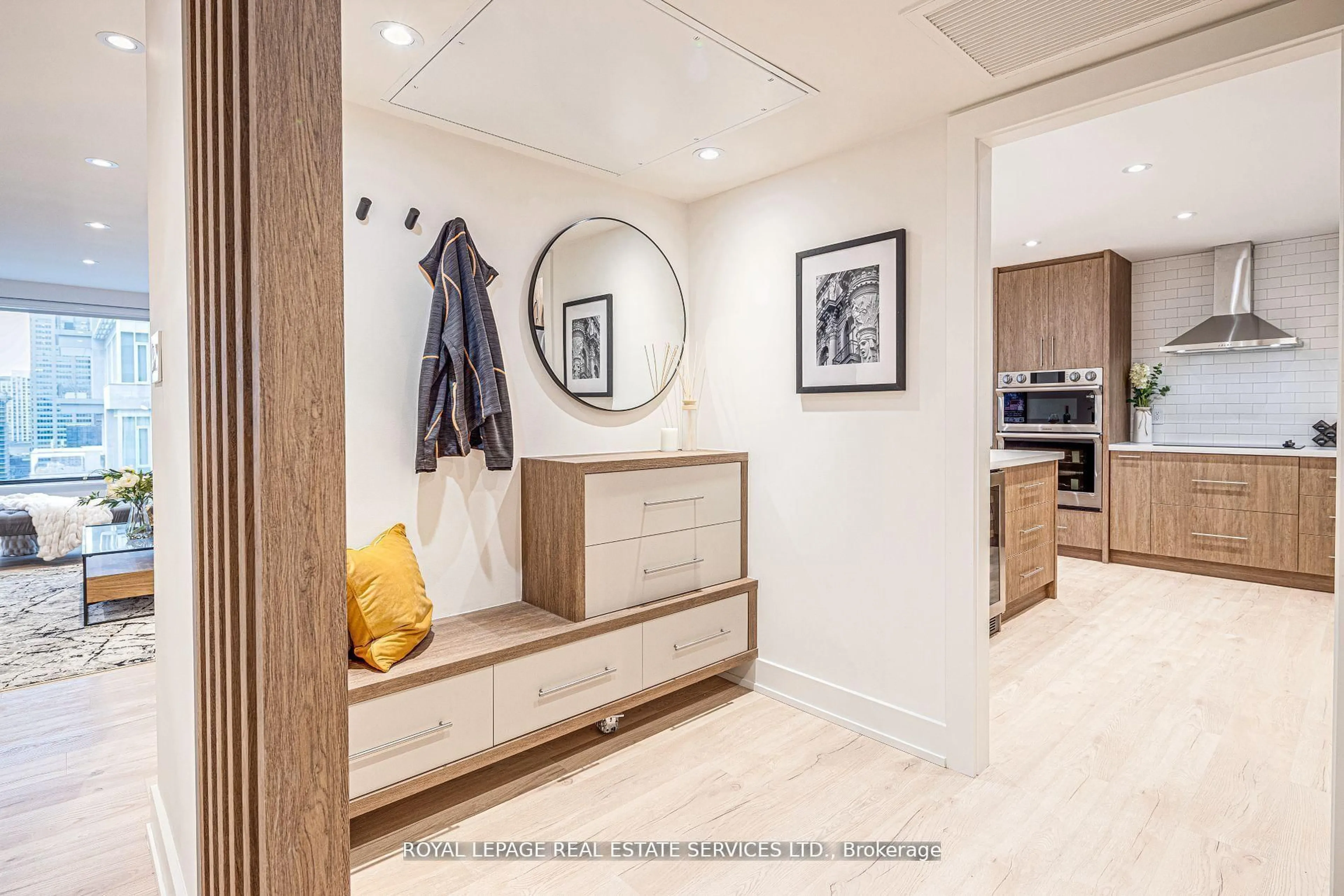Indoor entryway for 175 Cumberland St #2008, Toronto Ontario M5R 3M9