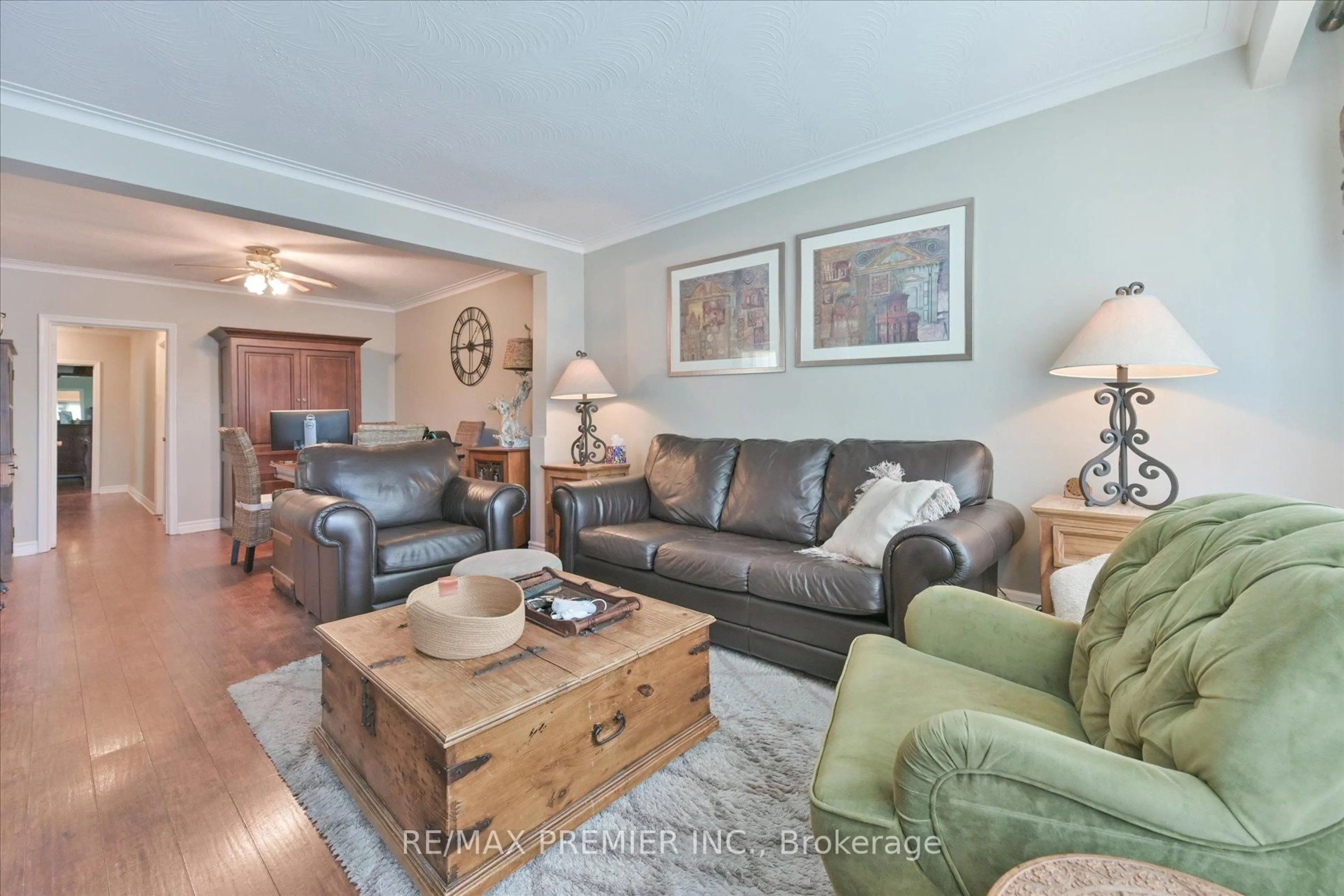 Living room with furniture, wood/laminate floor for 3871 Bathurst St, Toronto Ontario M3H 3N4