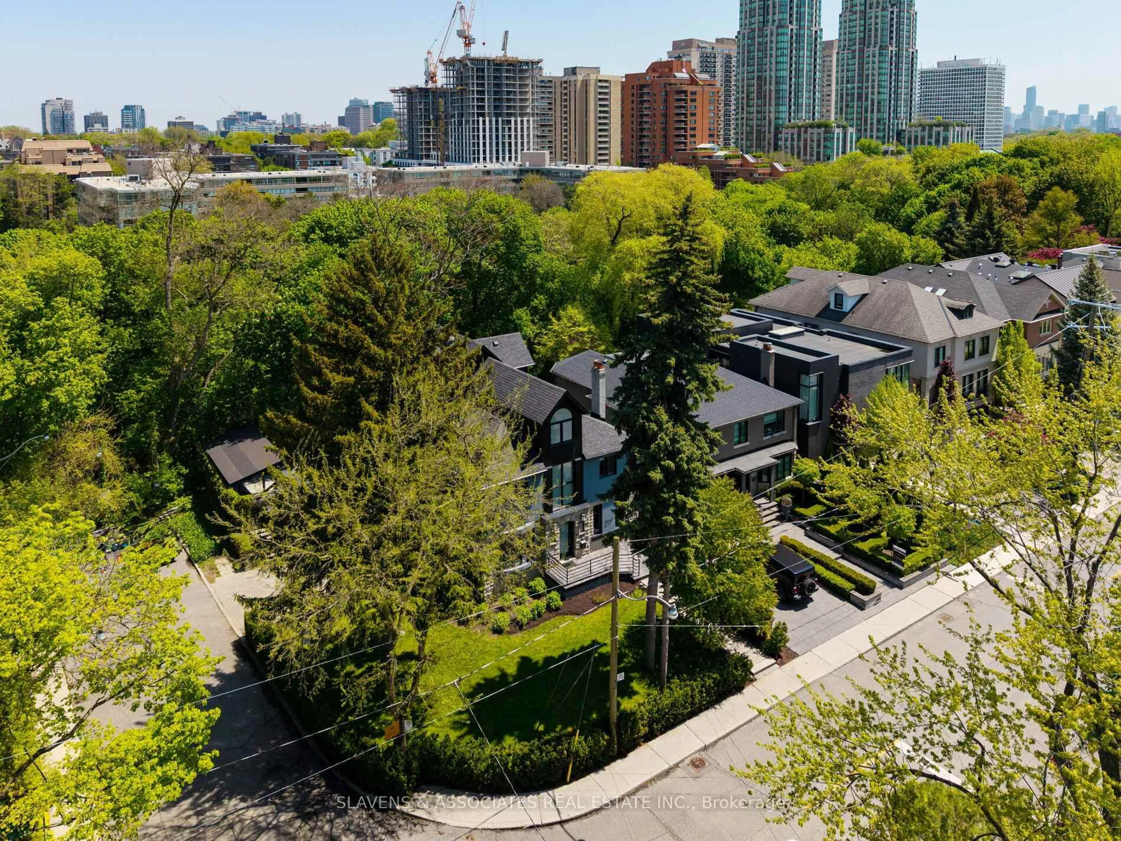 A pic from outside/outdoor area/front of a property/back of a property/a pic from drone, city buildings view from balcony for 217 Lonsmount Dr, Toronto Ontario M5P 2Y6