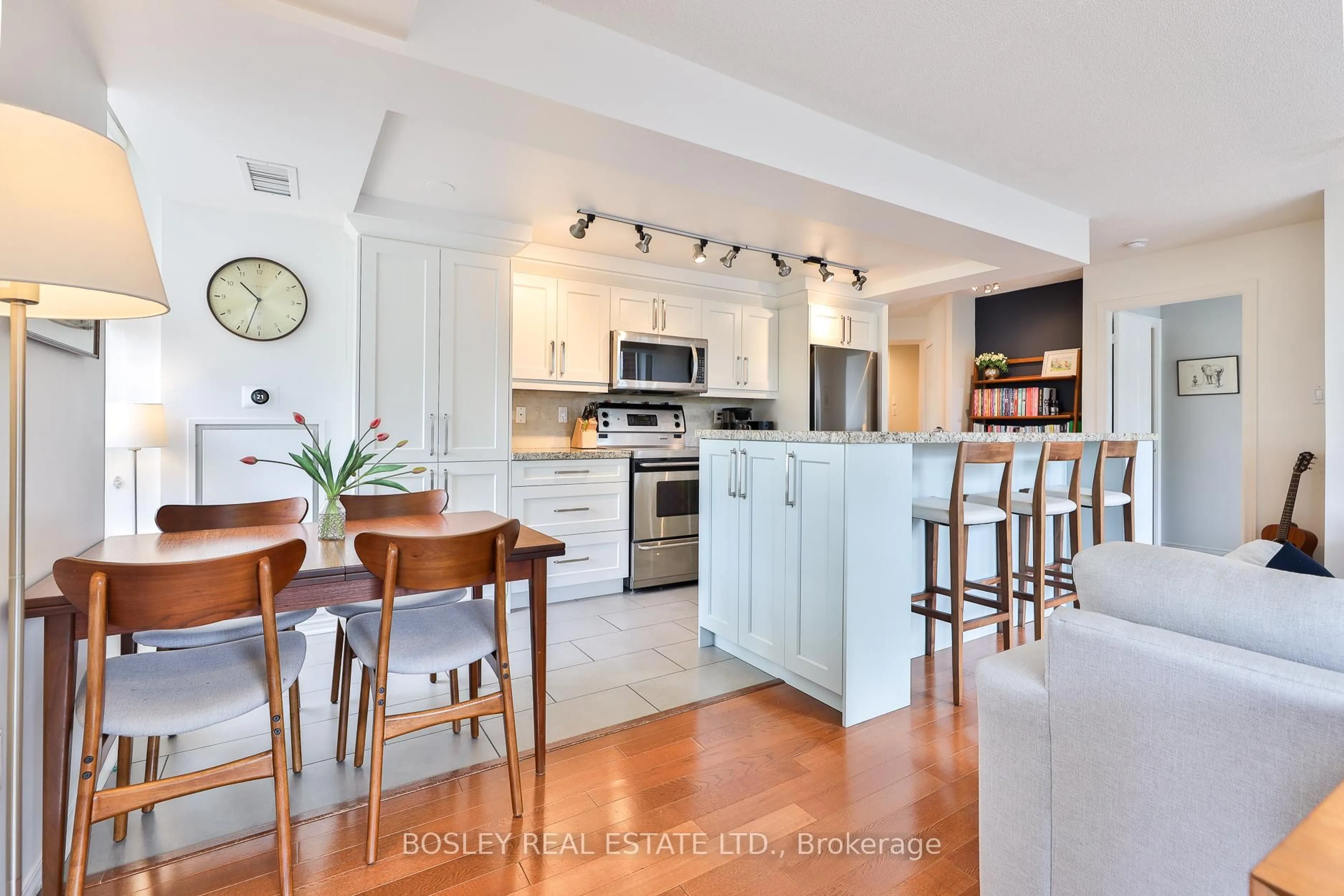 Open concept kitchen, ceramic/tile floor for 300 Balliol St #512, Toronto Ontario M4S 3G6