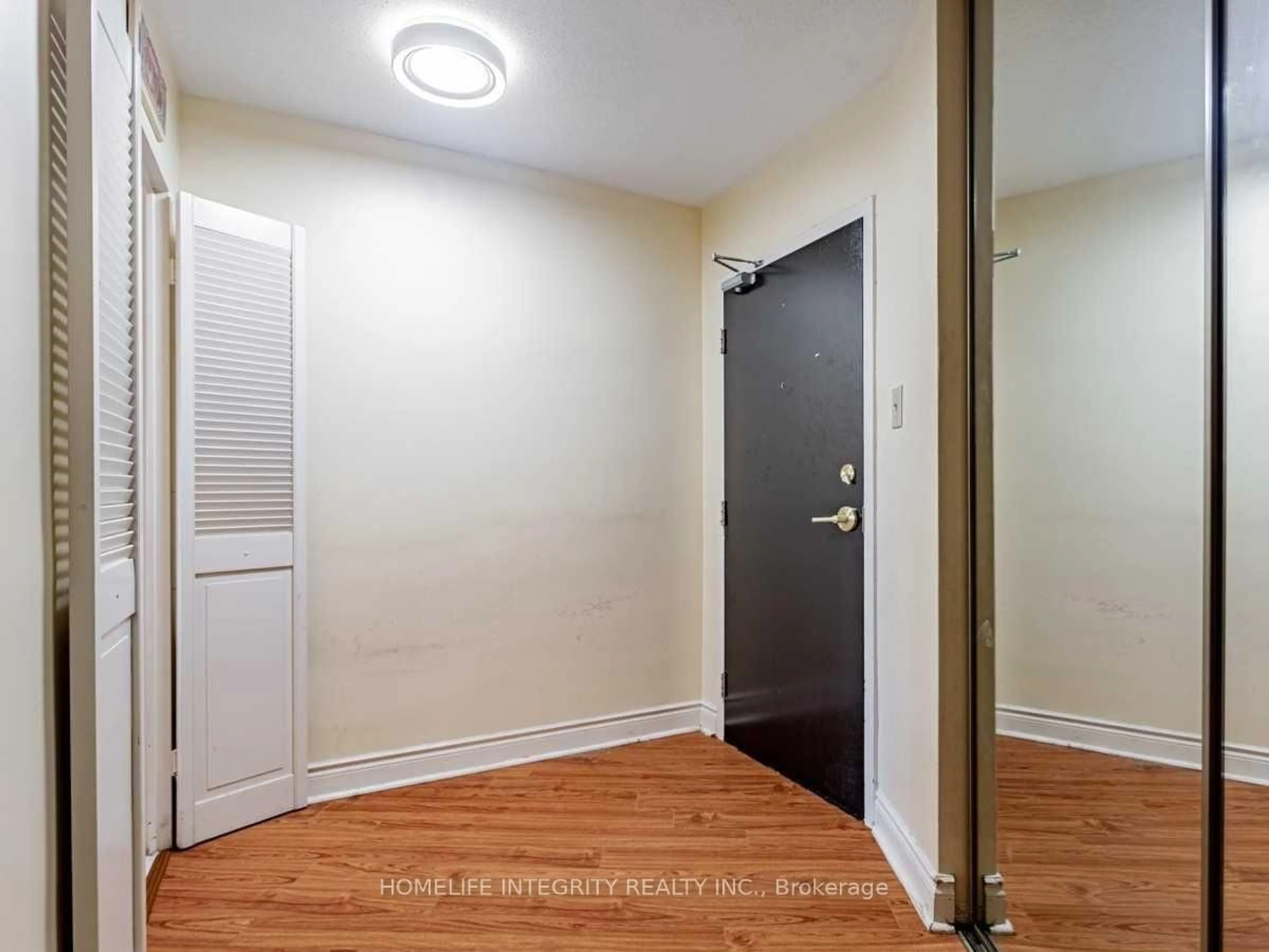 Indoor entryway for 150 Neptune Dr #904, Toronto Ontario M6A 2Y9