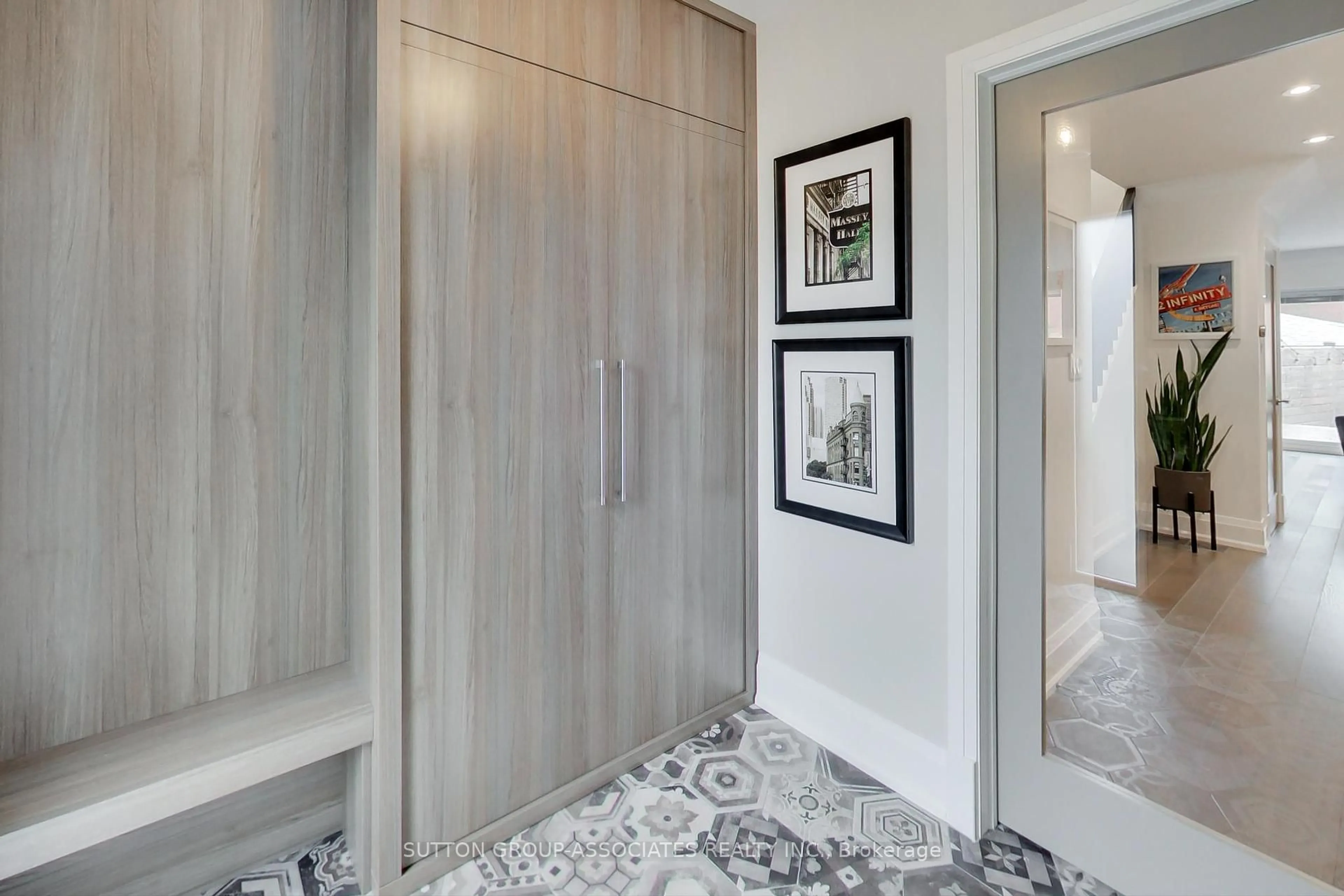 Indoor entryway for 312 Glenholme Ave, Toronto Ontario M6E 3C8