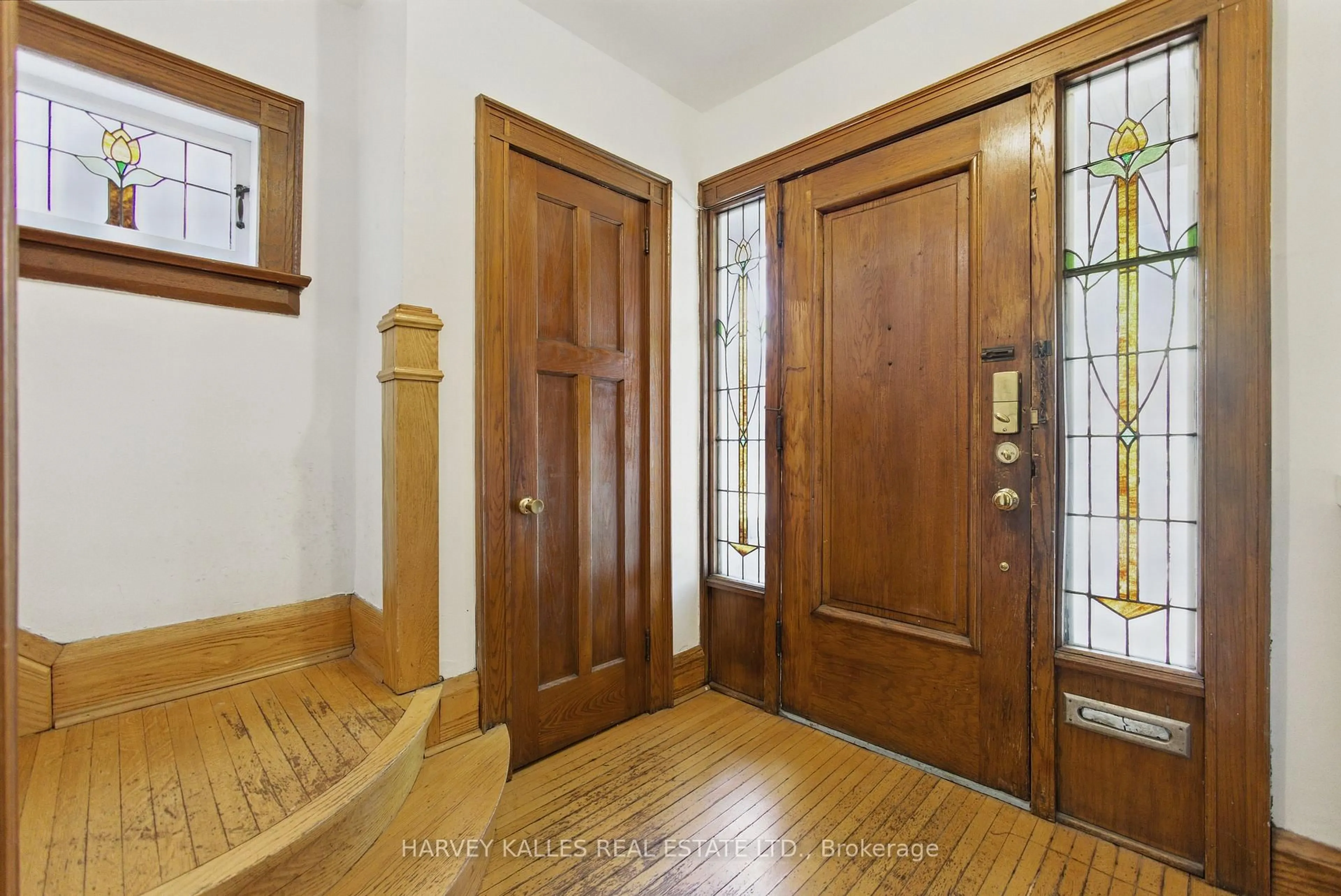 Indoor entryway for 24 Yonge Blvd, Toronto Ontario M5M 3G5