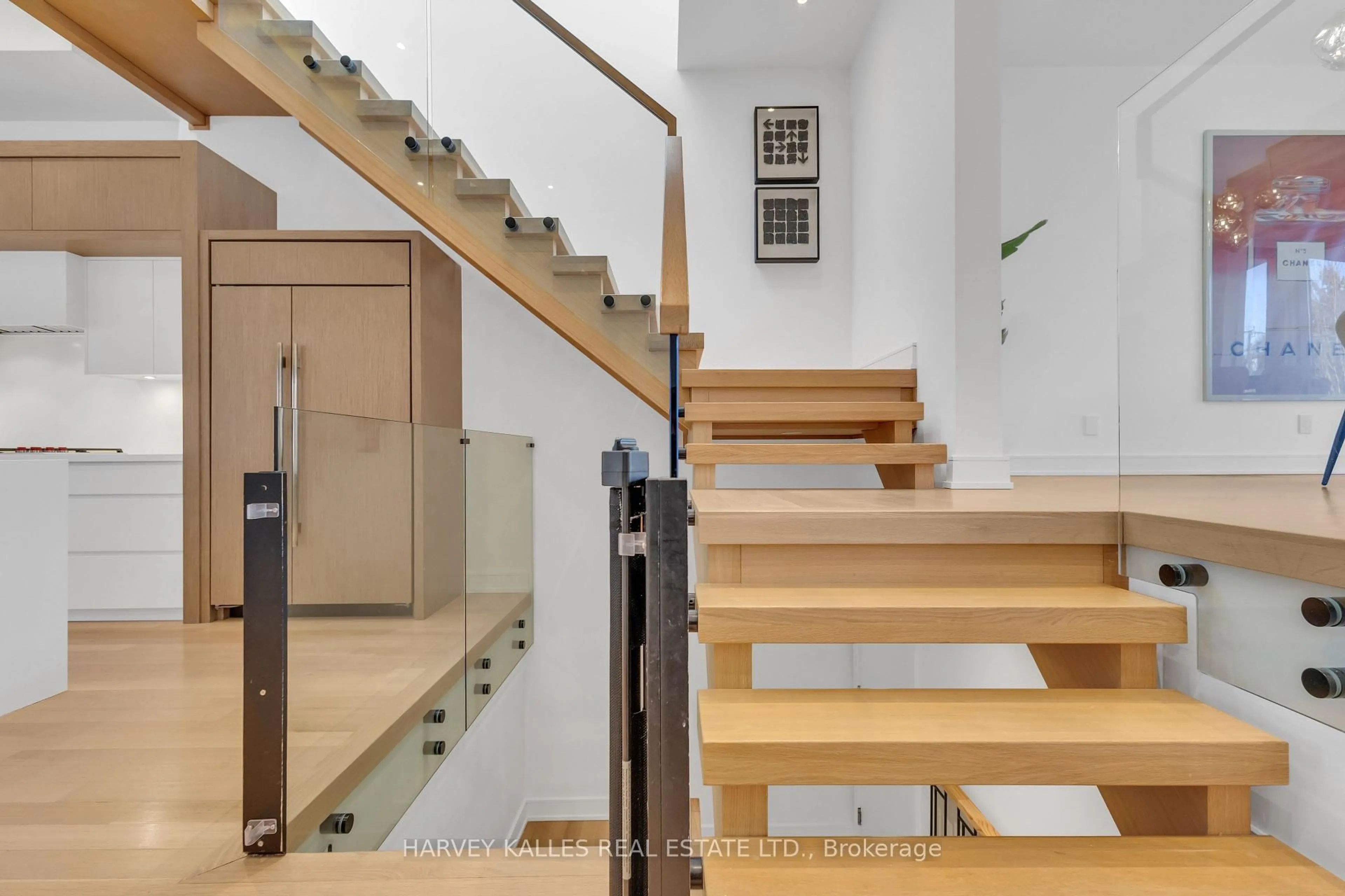 Stairs for 245 Brookdale Ave, Toronto Ontario M5M 1P6