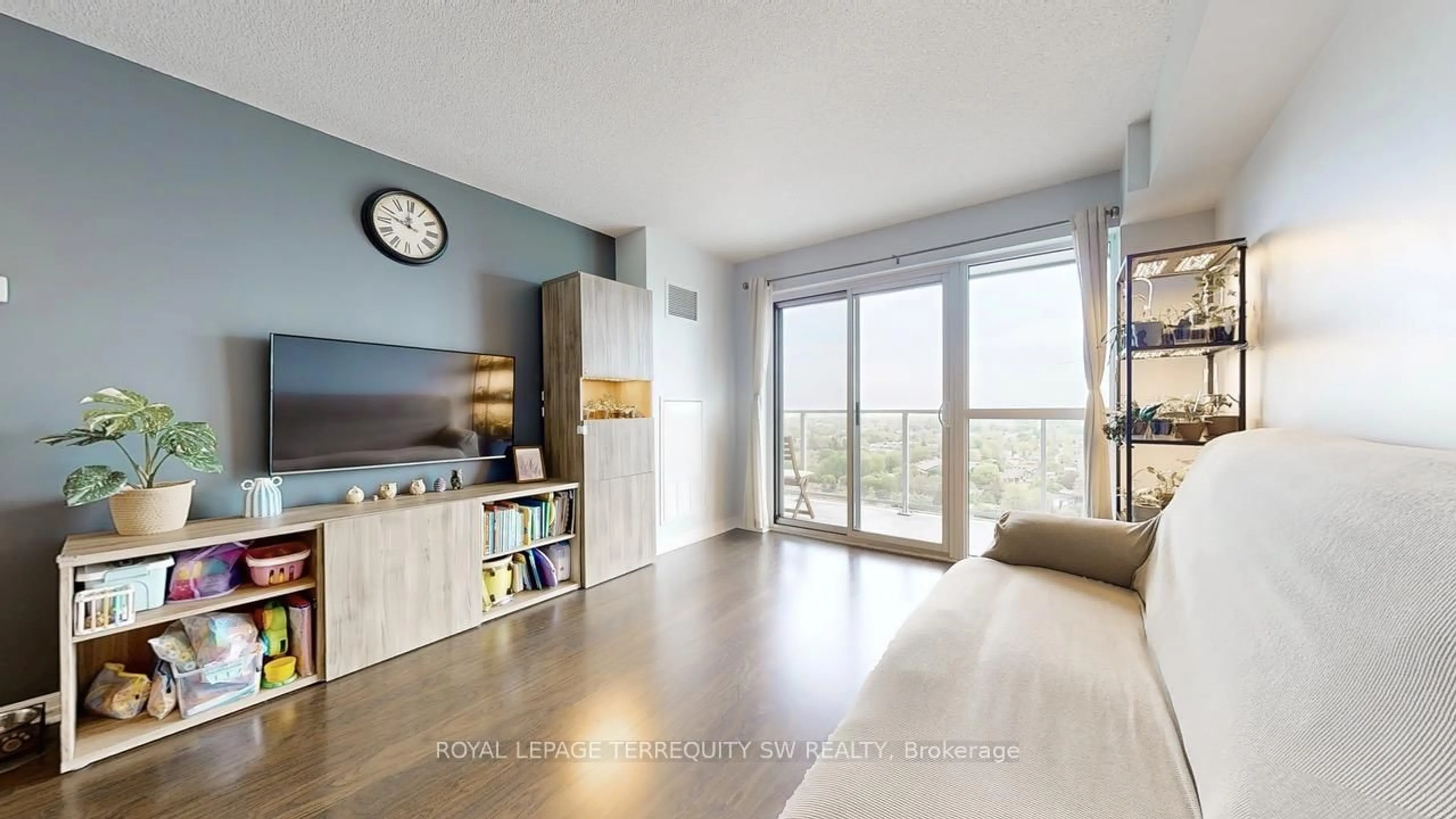 Living room with furniture, wood/laminate floor for 275 Yorkland Rd #1905, Toronto Ontario M2J 0B4
