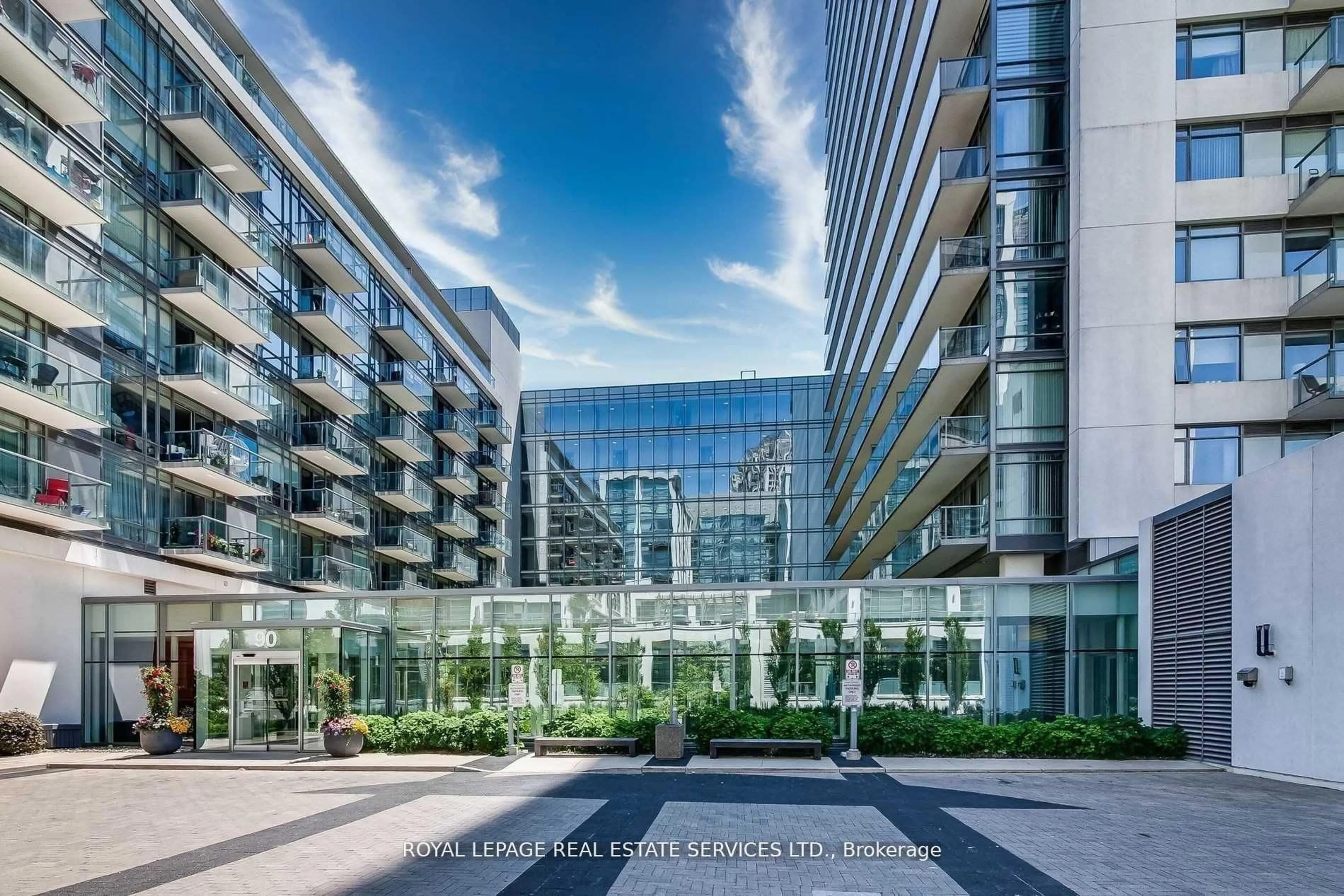 Indoor foyer for 90 Stadium Rd #330, Toronto Ontario M5V 3W5