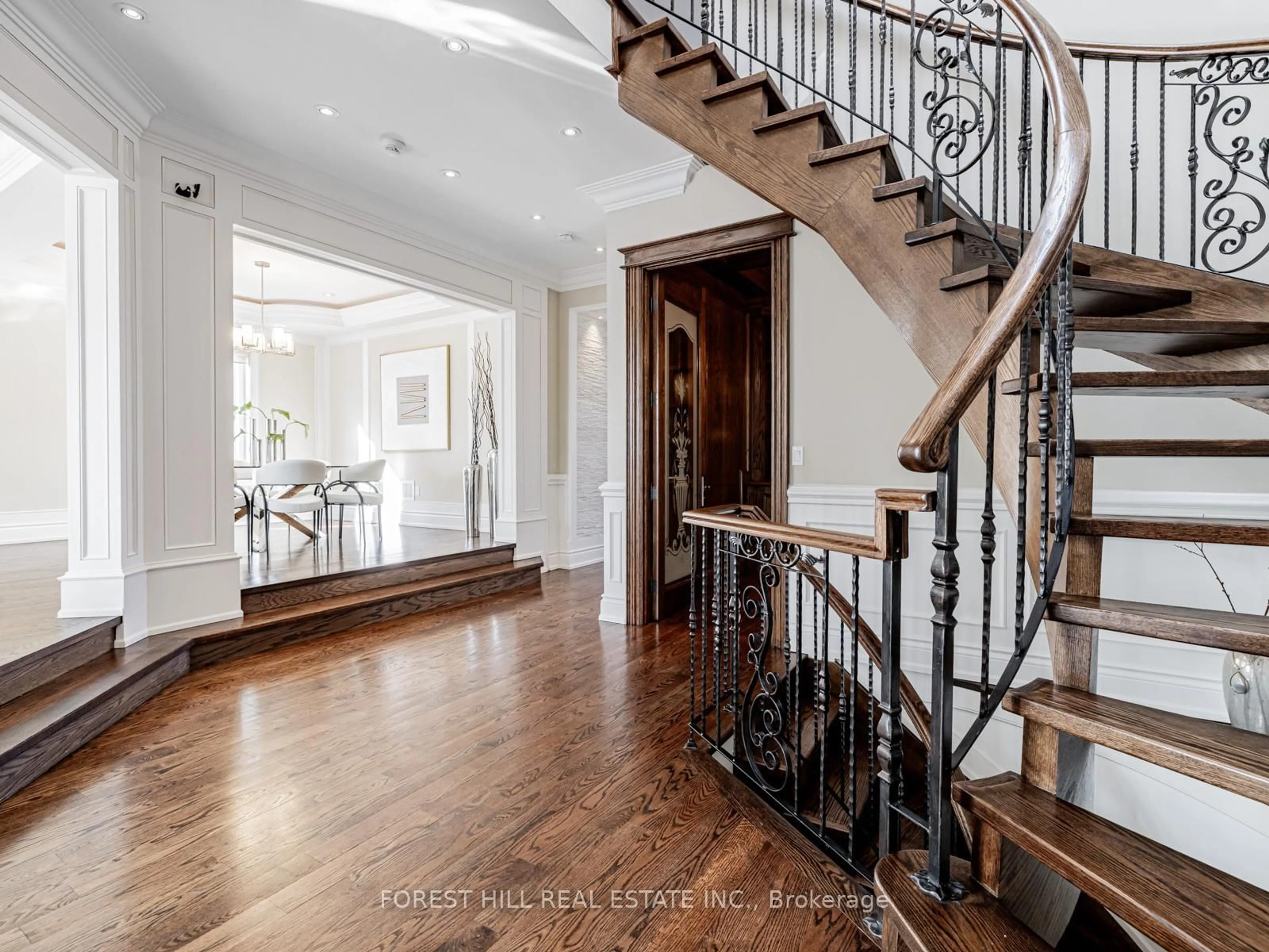 Indoor entryway for 62 Athabaska Ave, Toronto Ontario M2M 2T9