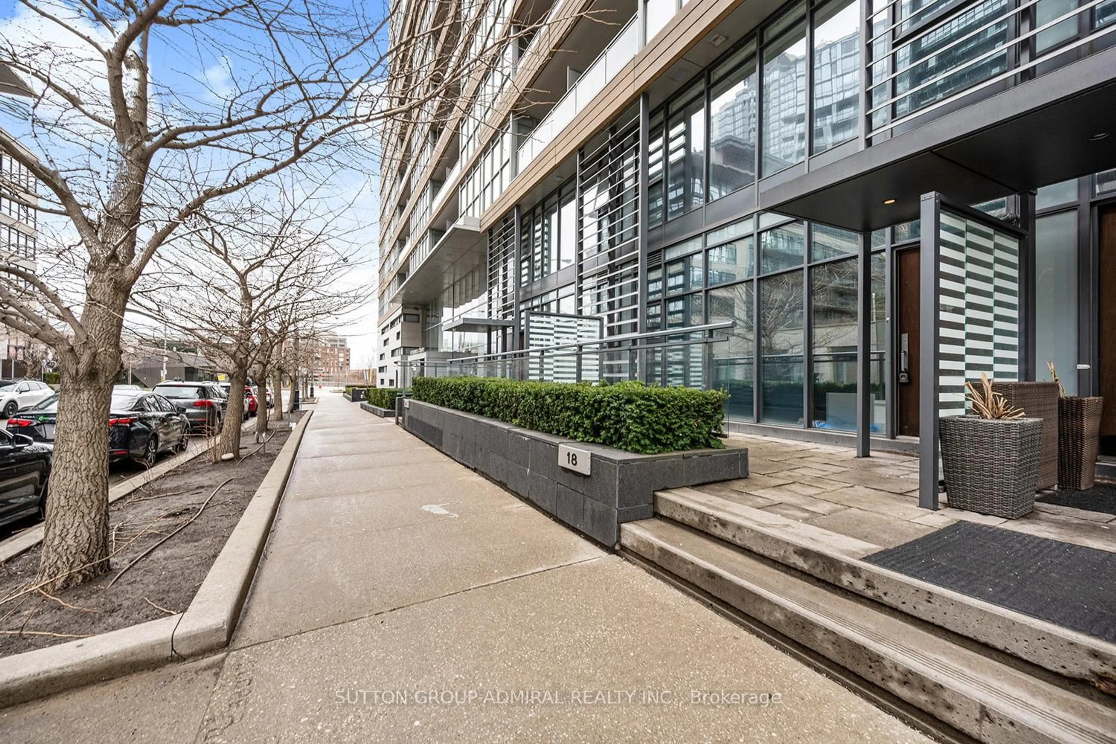 Patio, street for 18 Capreol Crt #G20, Toronto Ontario M5V 4A3