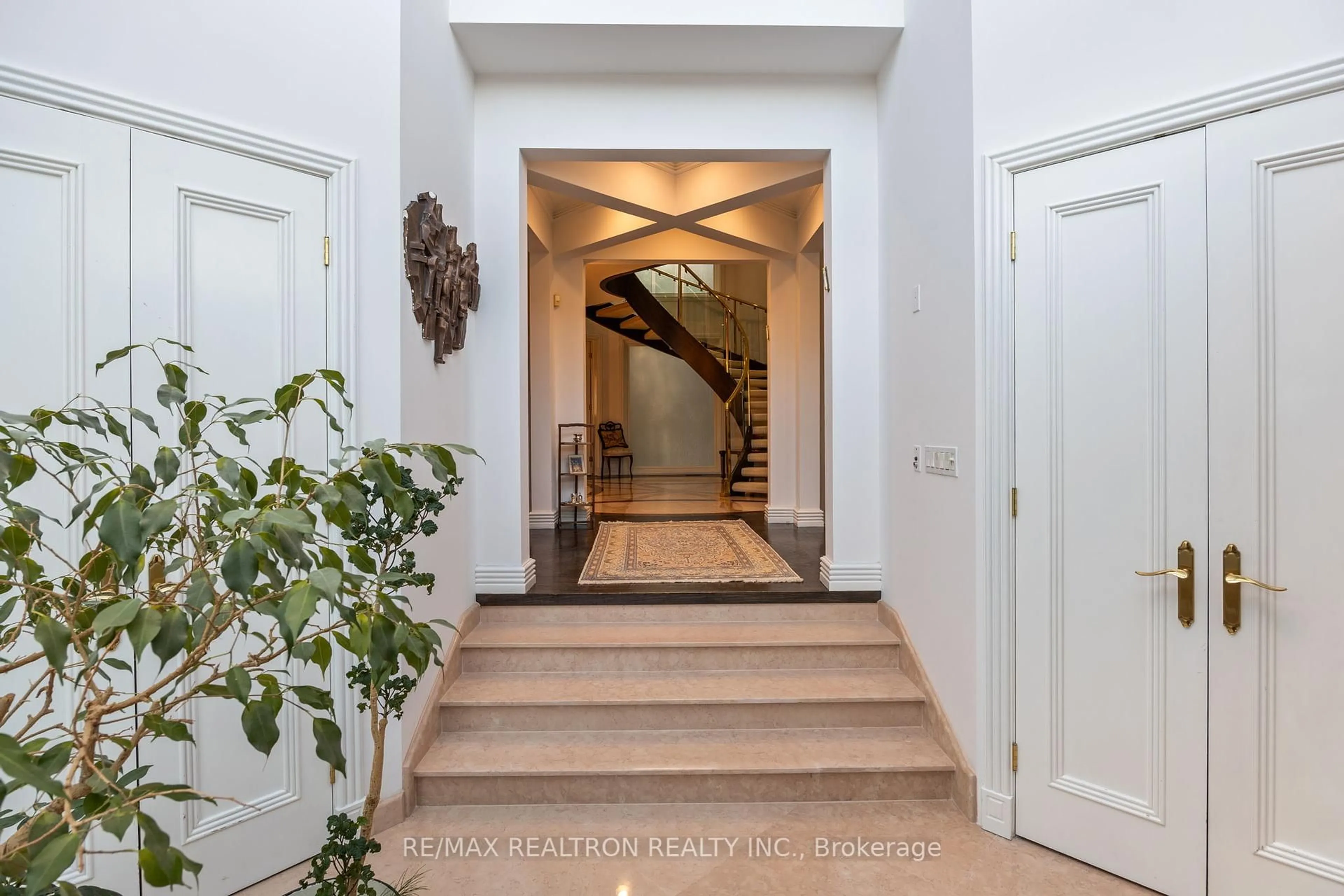 Indoor foyer for 83 Hillmount Ave, Toronto Ontario M6B 1X5