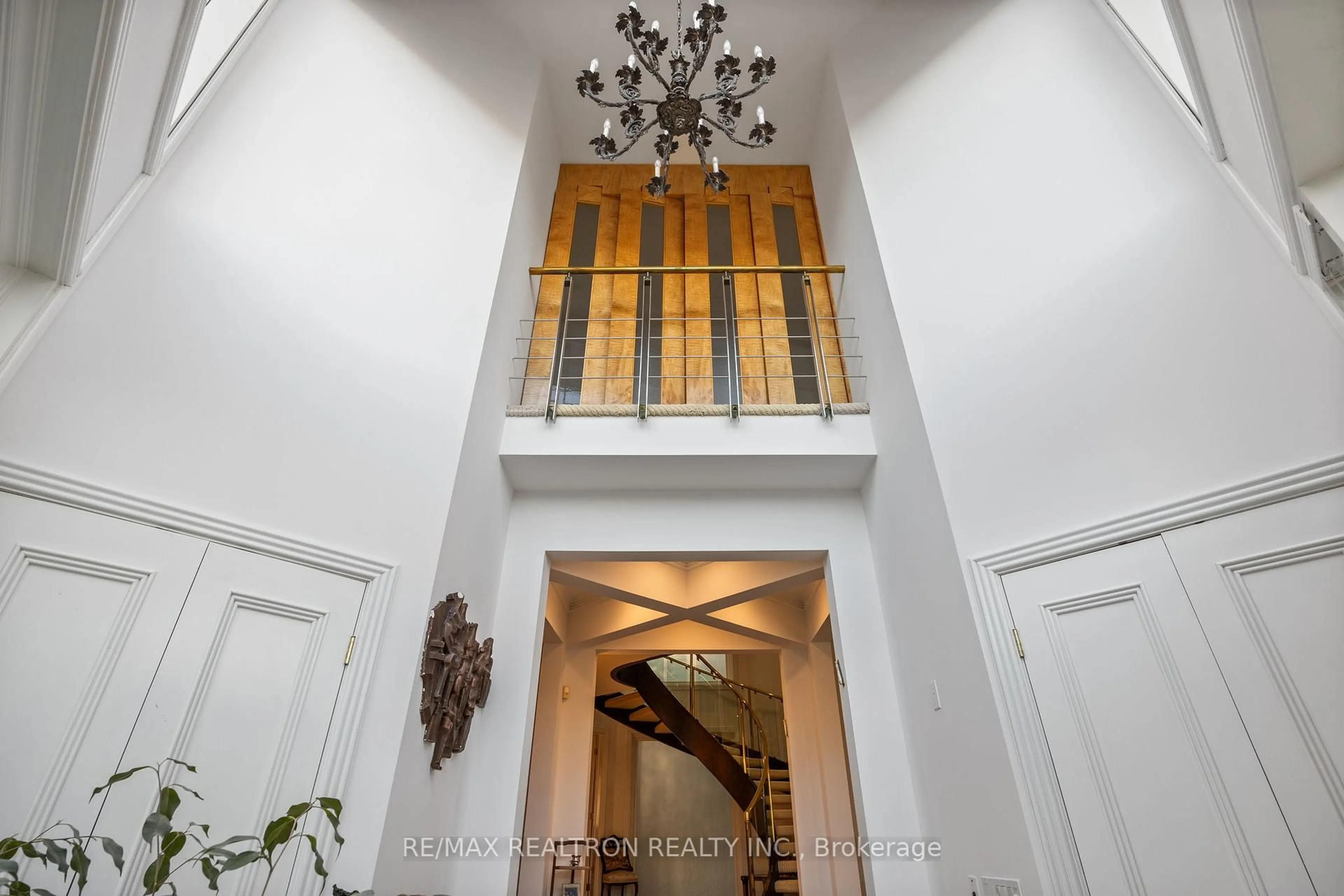 Indoor foyer for 83 Hillmount Ave, Toronto Ontario M6B 1X5