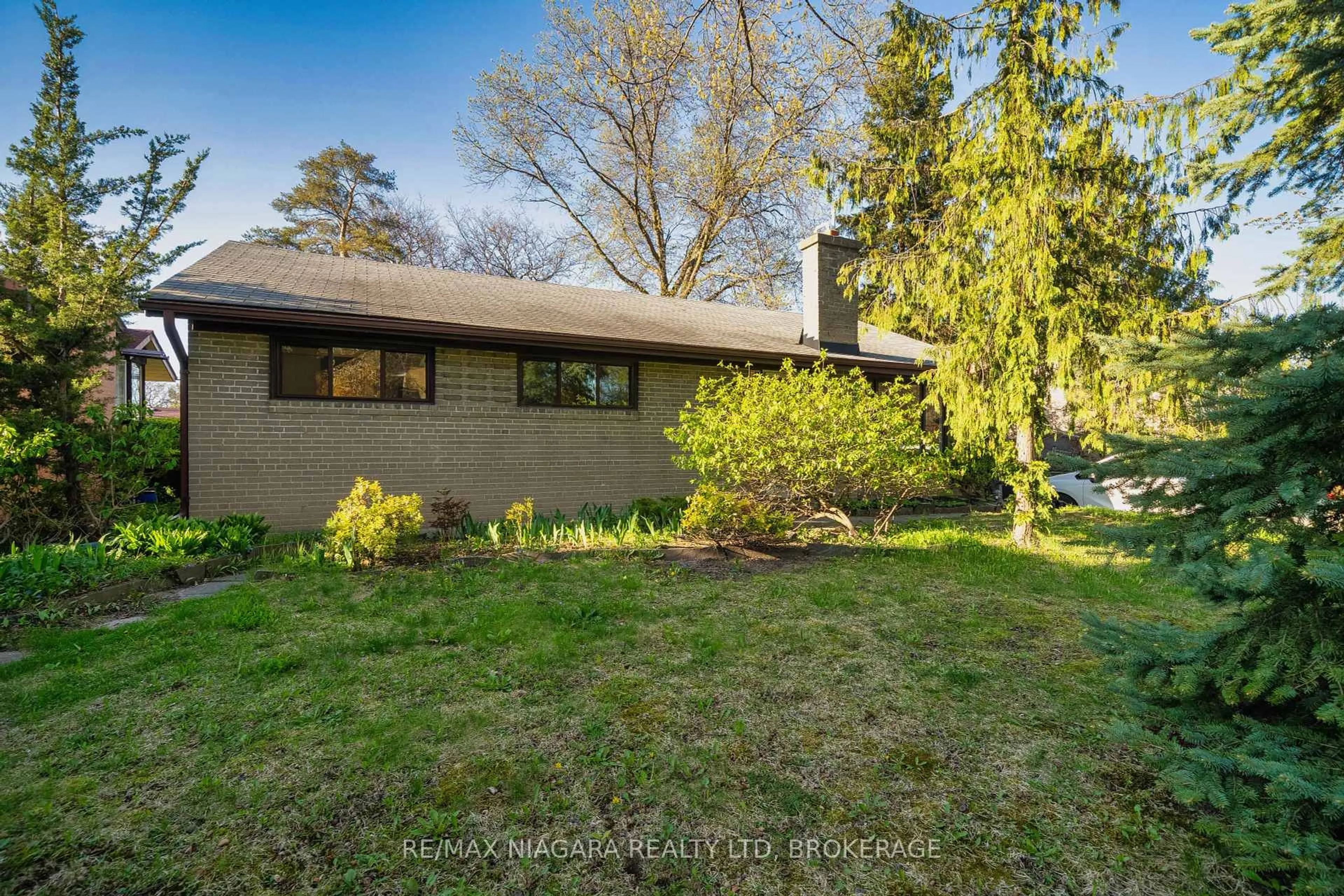 A pic from outside/outdoor area/front of a property/back of a property/a pic from drone, unknown for 55 North Hills Terr, Toronto Ontario M3C 1M5