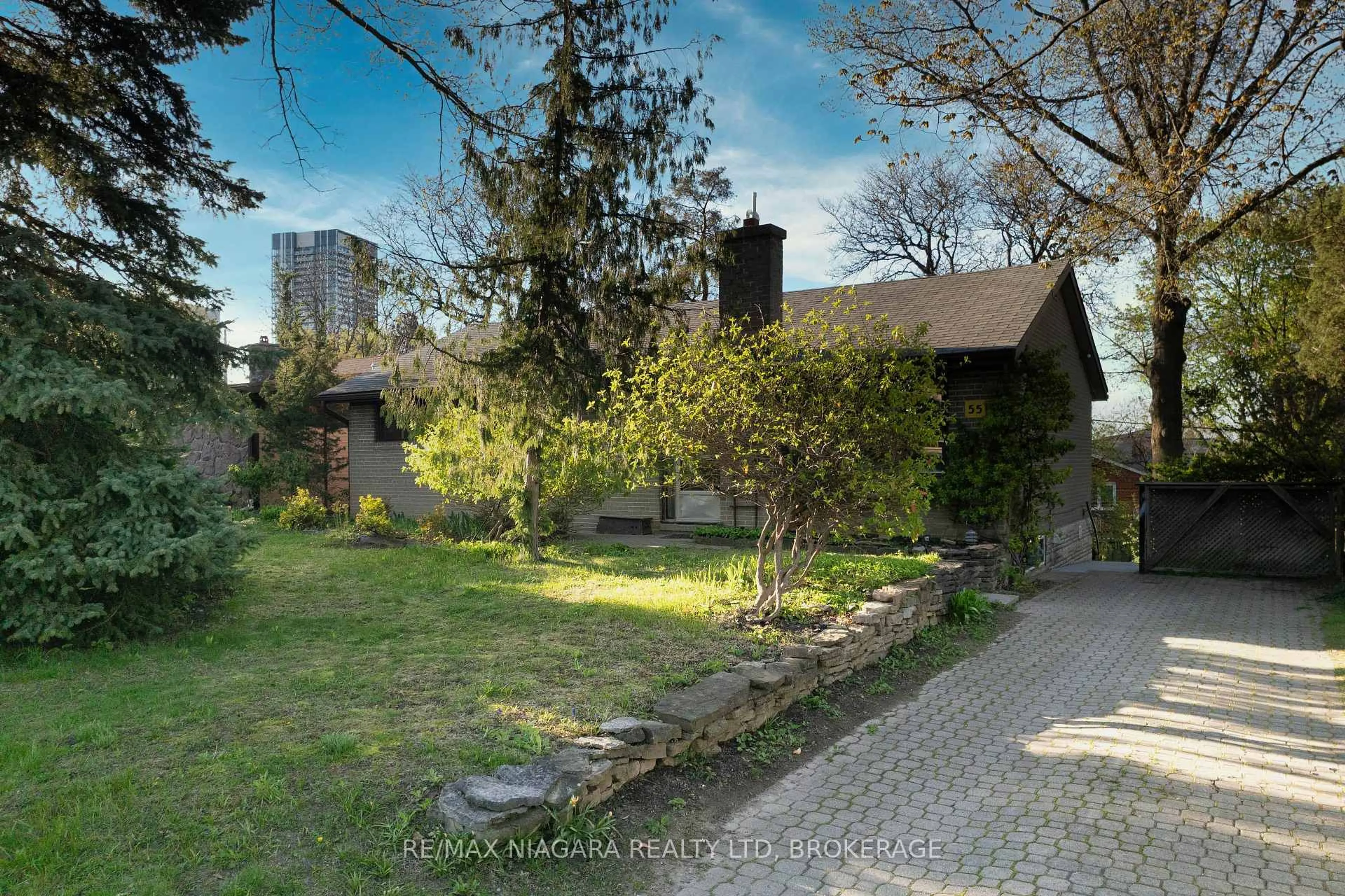 A pic from outside/outdoor area/front of a property/back of a property/a pic from drone, street for 55 North Hills Terr, Toronto Ontario M3C 1M5