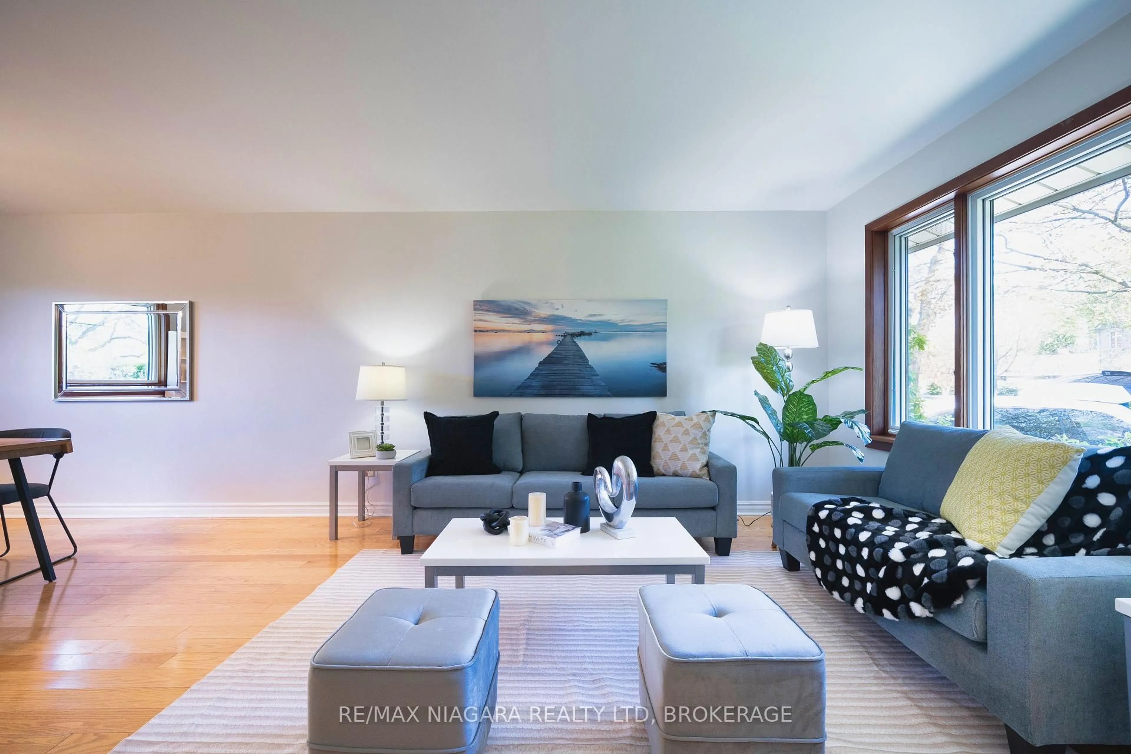 Living room with furniture, unknown for 55 North Hills Terr, Toronto Ontario M3C 1M5