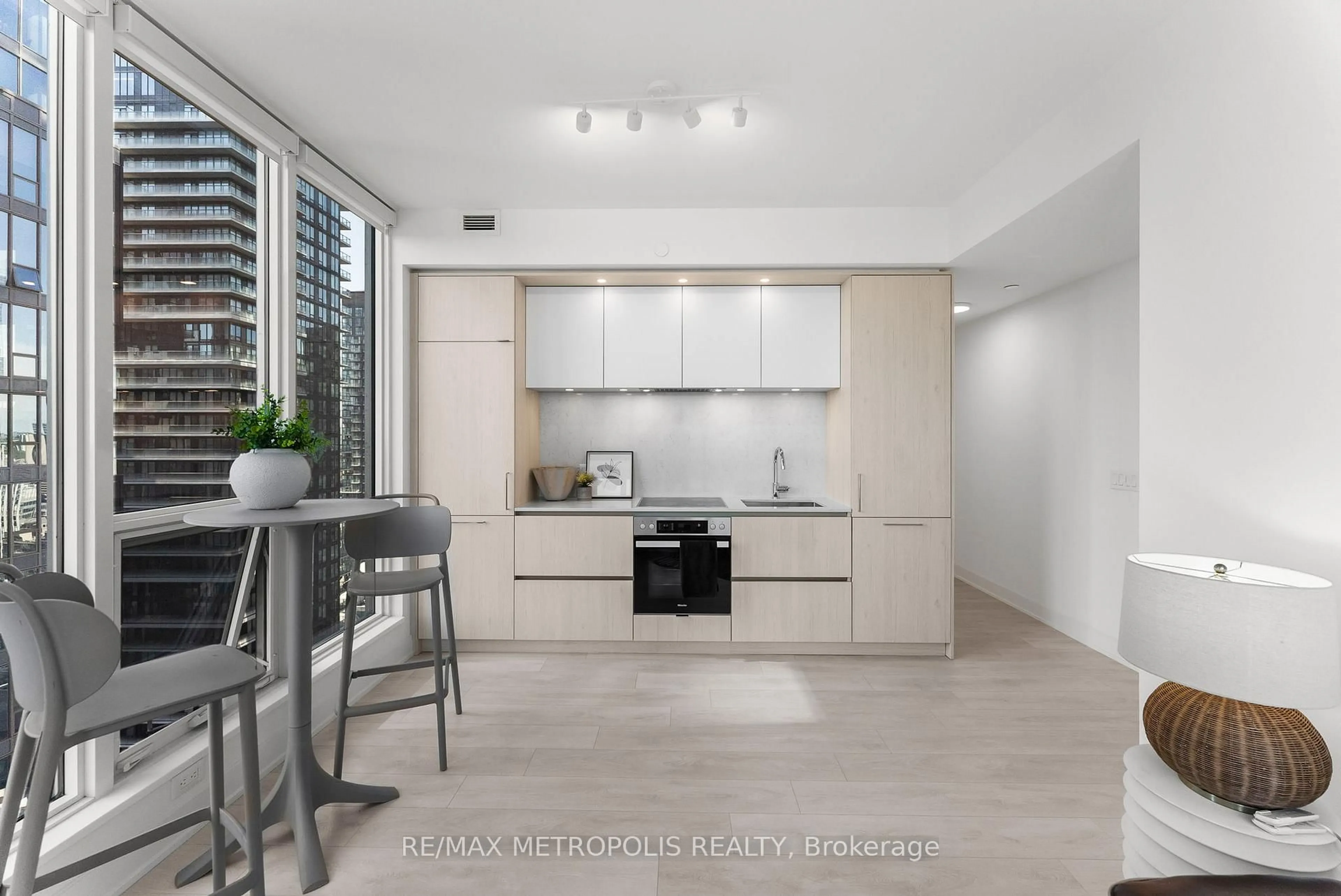 Standard kitchen, unknown for 15 Mercer St #3202, Toronto Ontario M5V 1H2