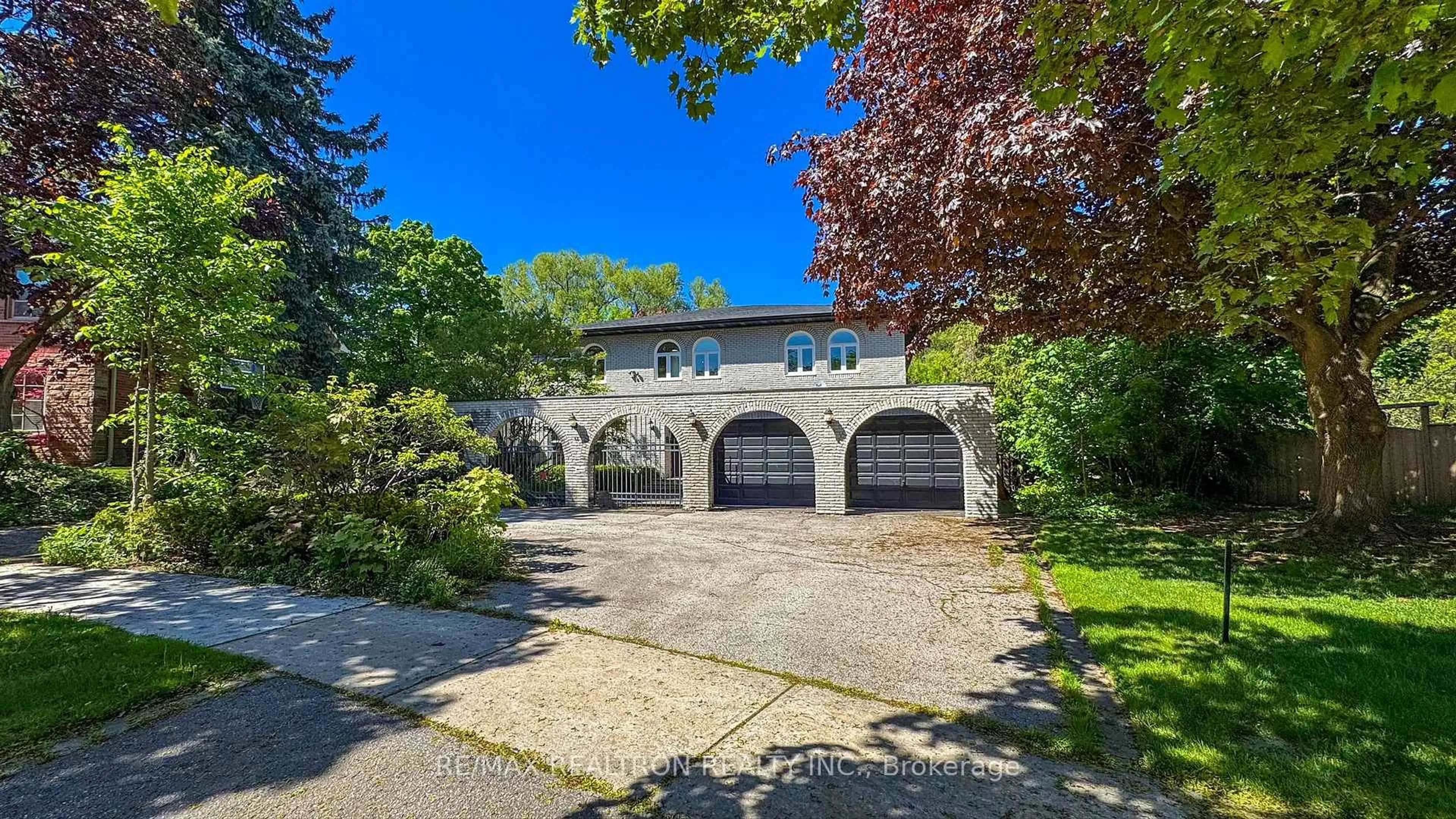 A pic from outside/outdoor area/front of a property/back of a property/a pic from drone, street for 32 Bobwhite Cres, Toronto Ontario M2L 2E1