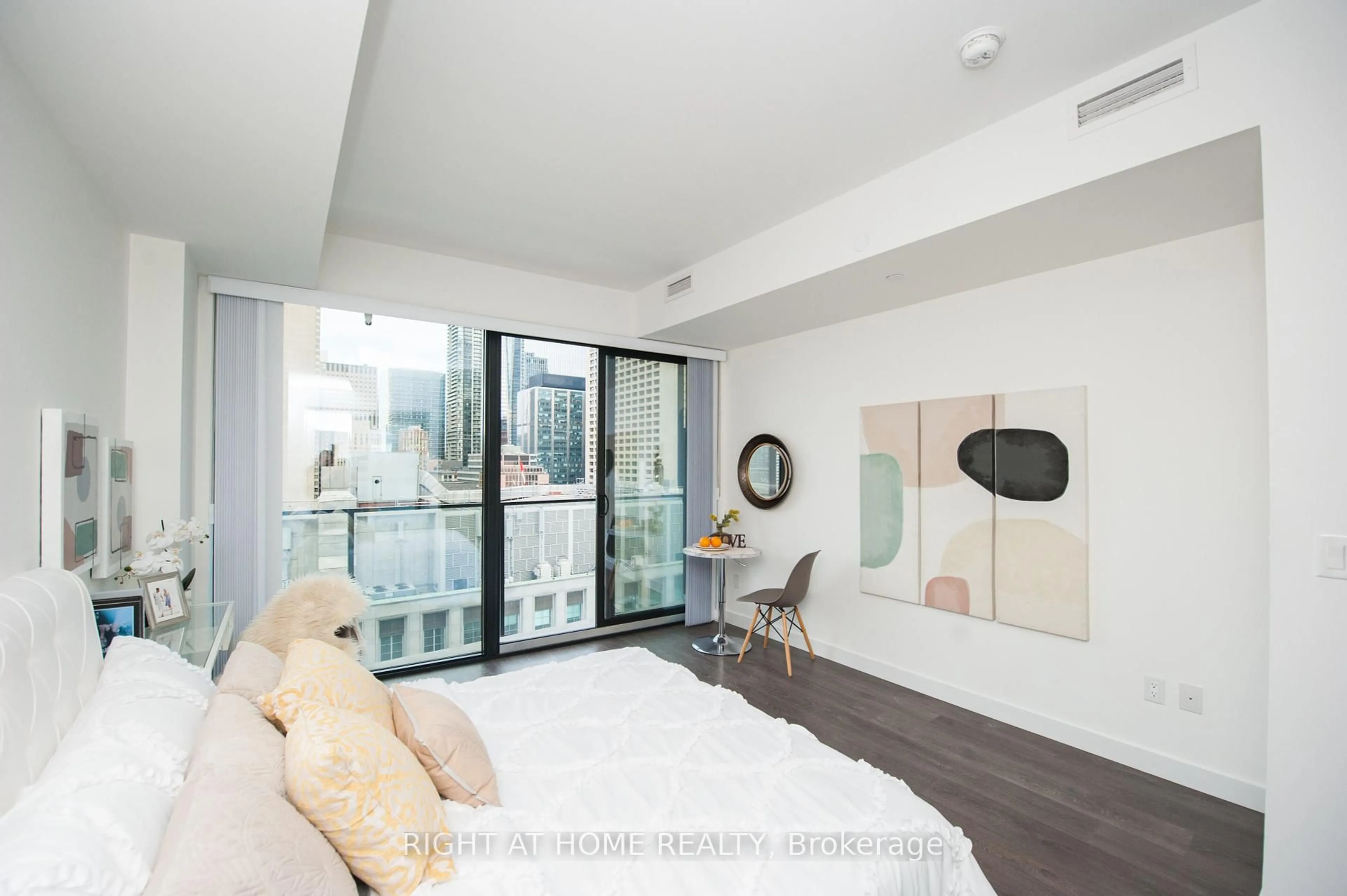 A pic of a room for 215 Queen St #1409, Toronto Ontario M5V 0P5