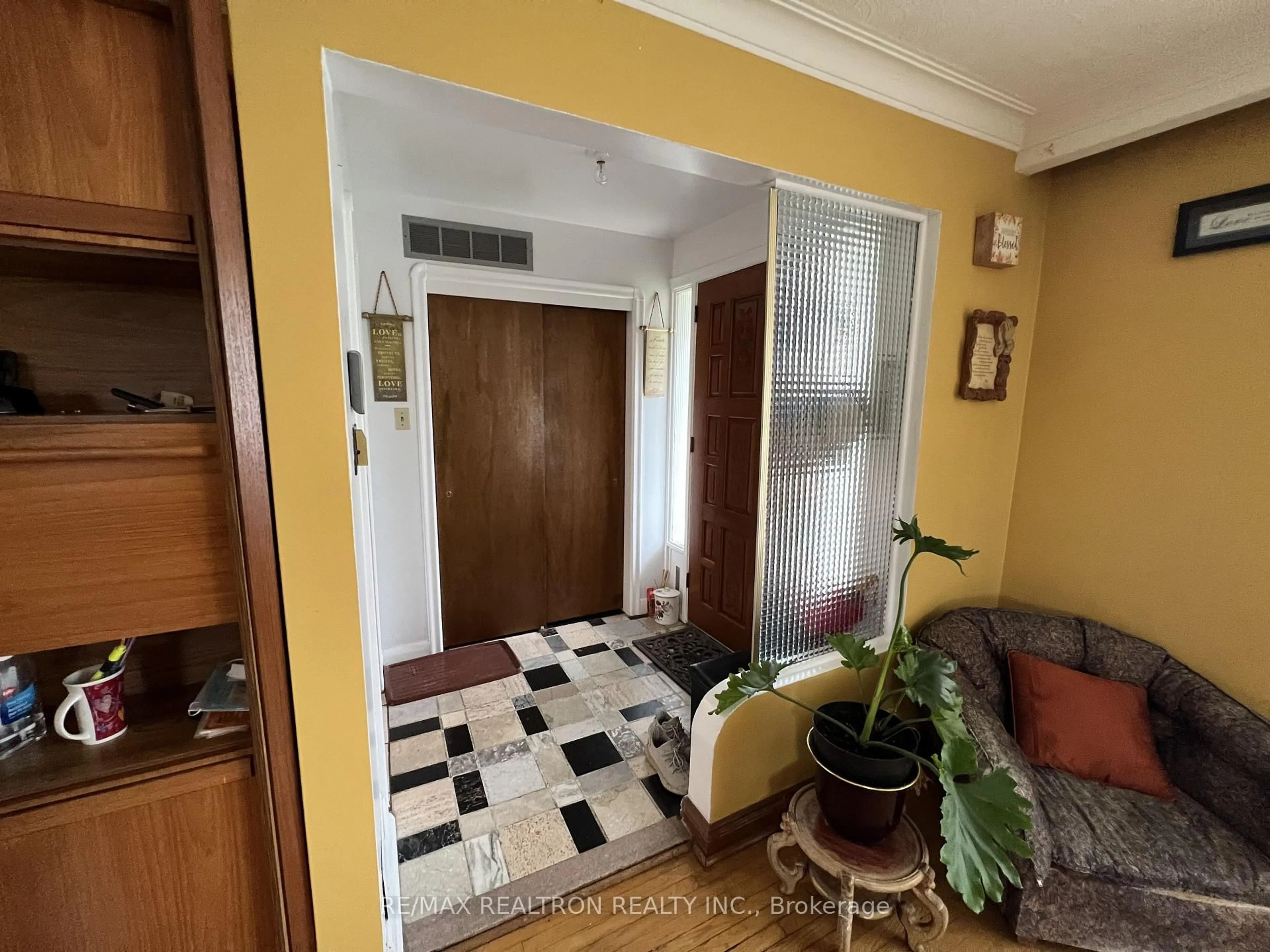 Indoor entryway for 119 Regina Ave, Toronto Ontario M6A 1R8