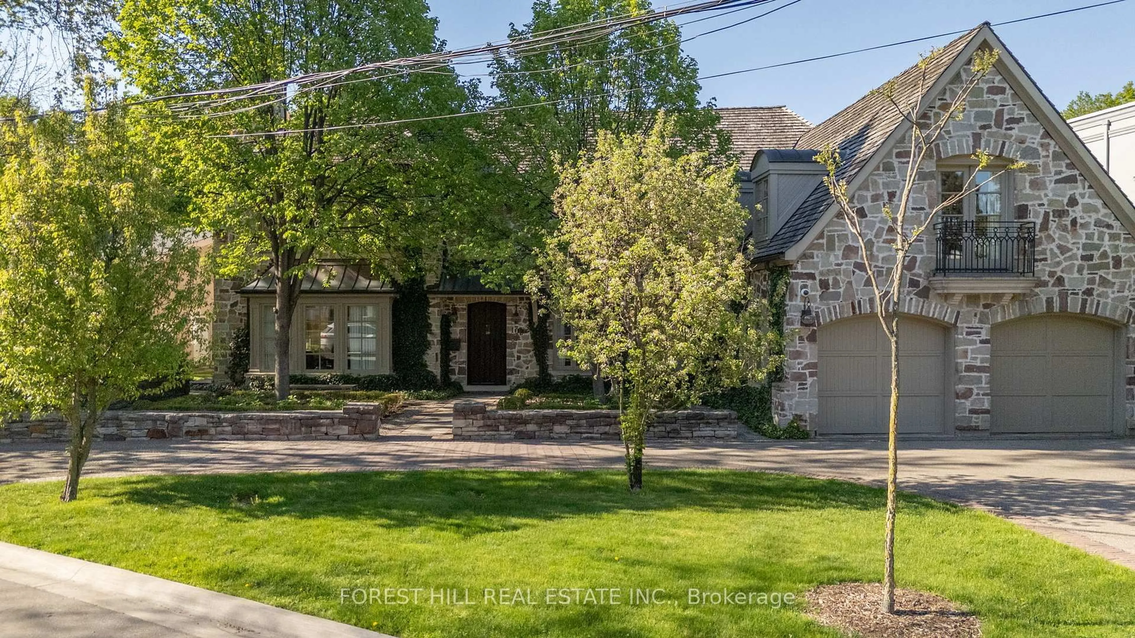 A pic from outside/outdoor area/front of a property/back of a property/a pic from drone, street for 102 Sandringham Dr, Toronto Ontario M3H 1C9