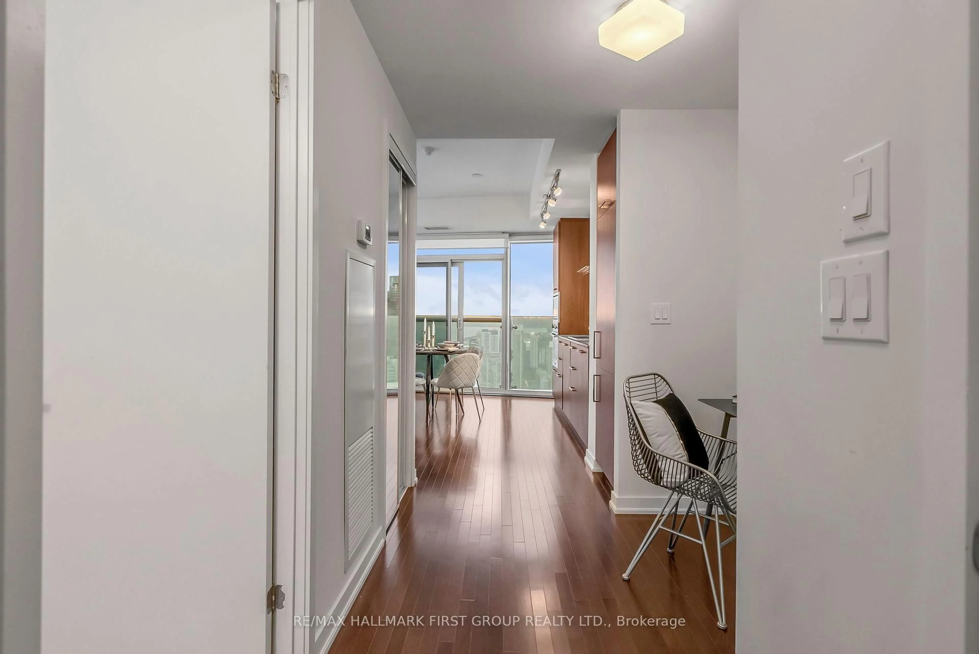 Indoor entryway for 12 York St #5306, Toronto Ontario M5J 0A9