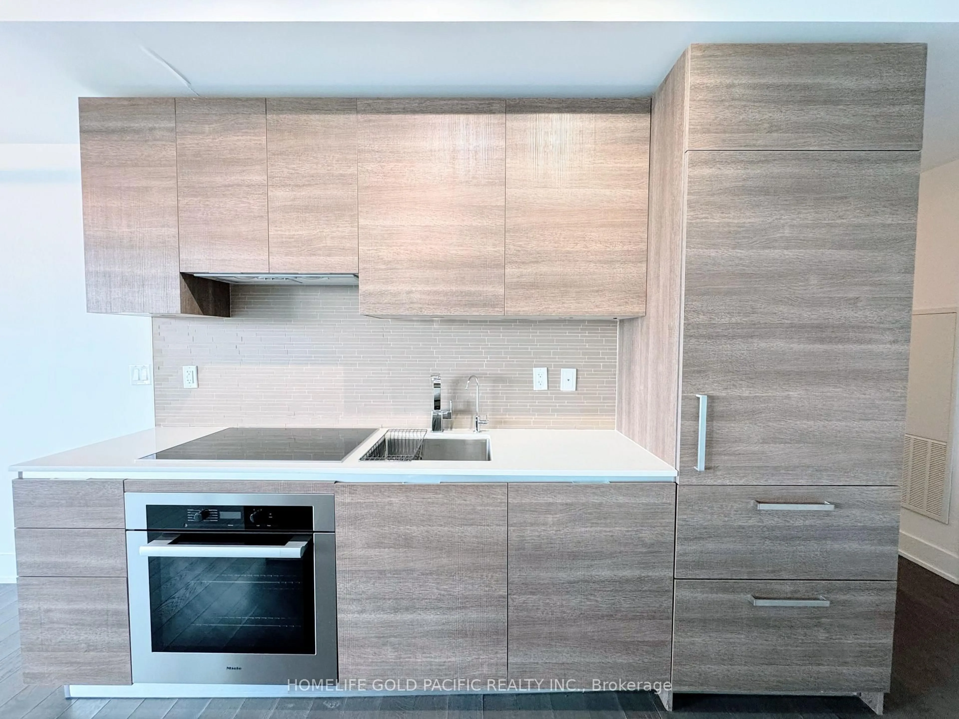 Standard kitchen, wood/laminate floor for 200 Bloor St #1709, Toronto Ontario M5S 1T8