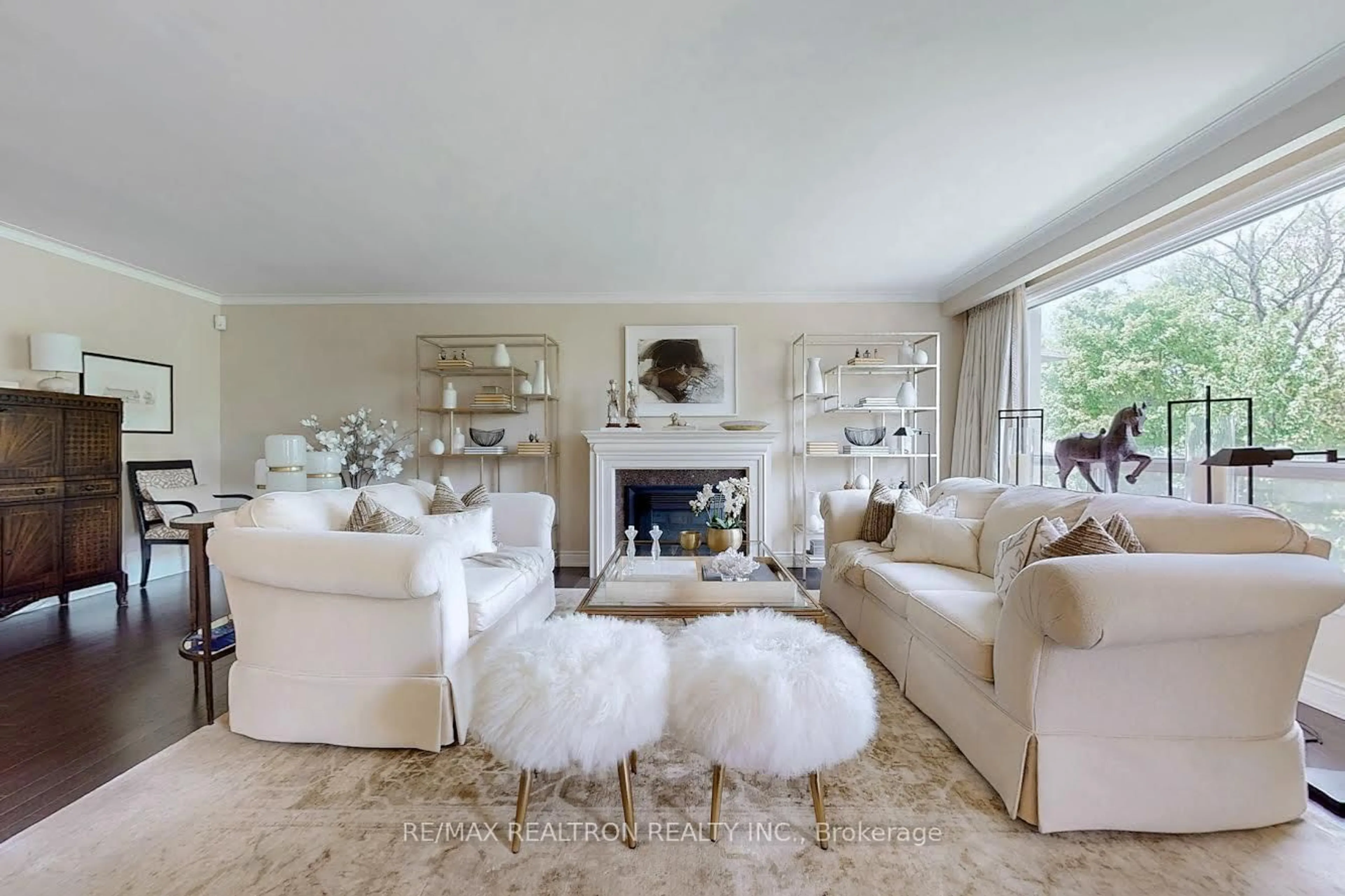 Living room with furniture, carpet floor for 25 Cedar Spring Grve, Toronto Ontario M3H 5L4