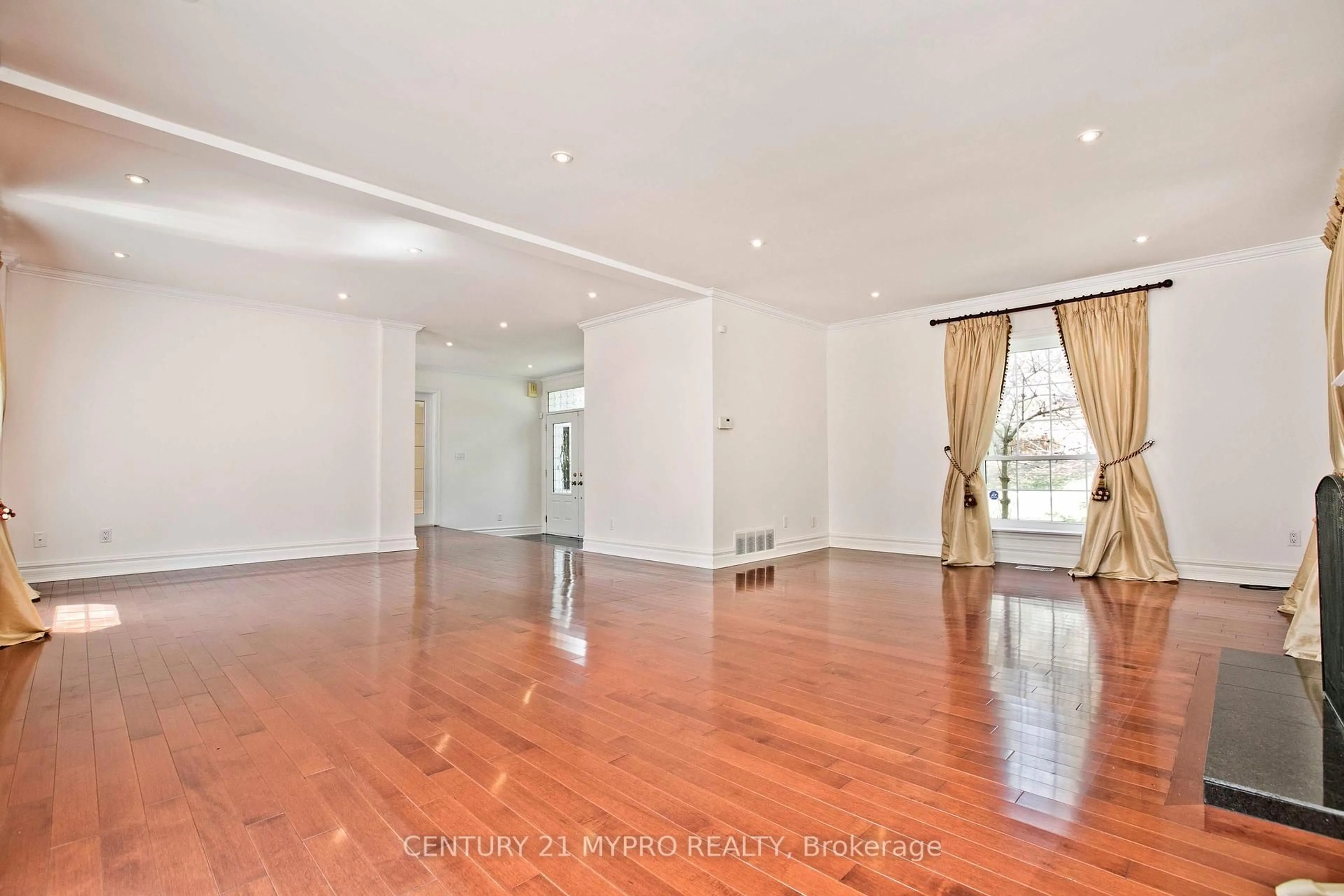 Indoor foyer for 9 Shady Oaks Cres, Toronto Ontario M3C 2L4