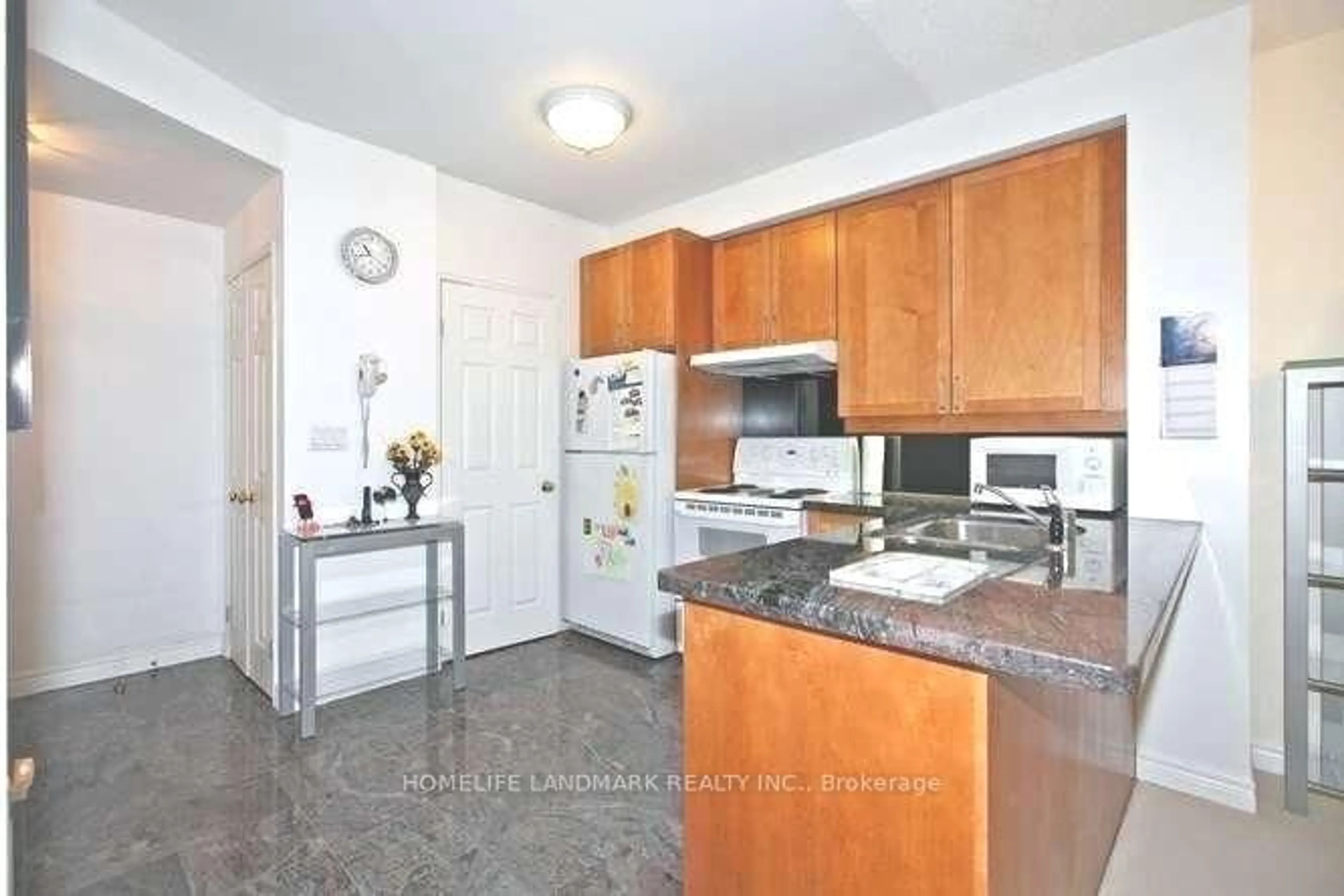 Standard kitchen, ceramic/tile floor for 55 Bloor St #1101, Toronto Ontario M4W 3W6
