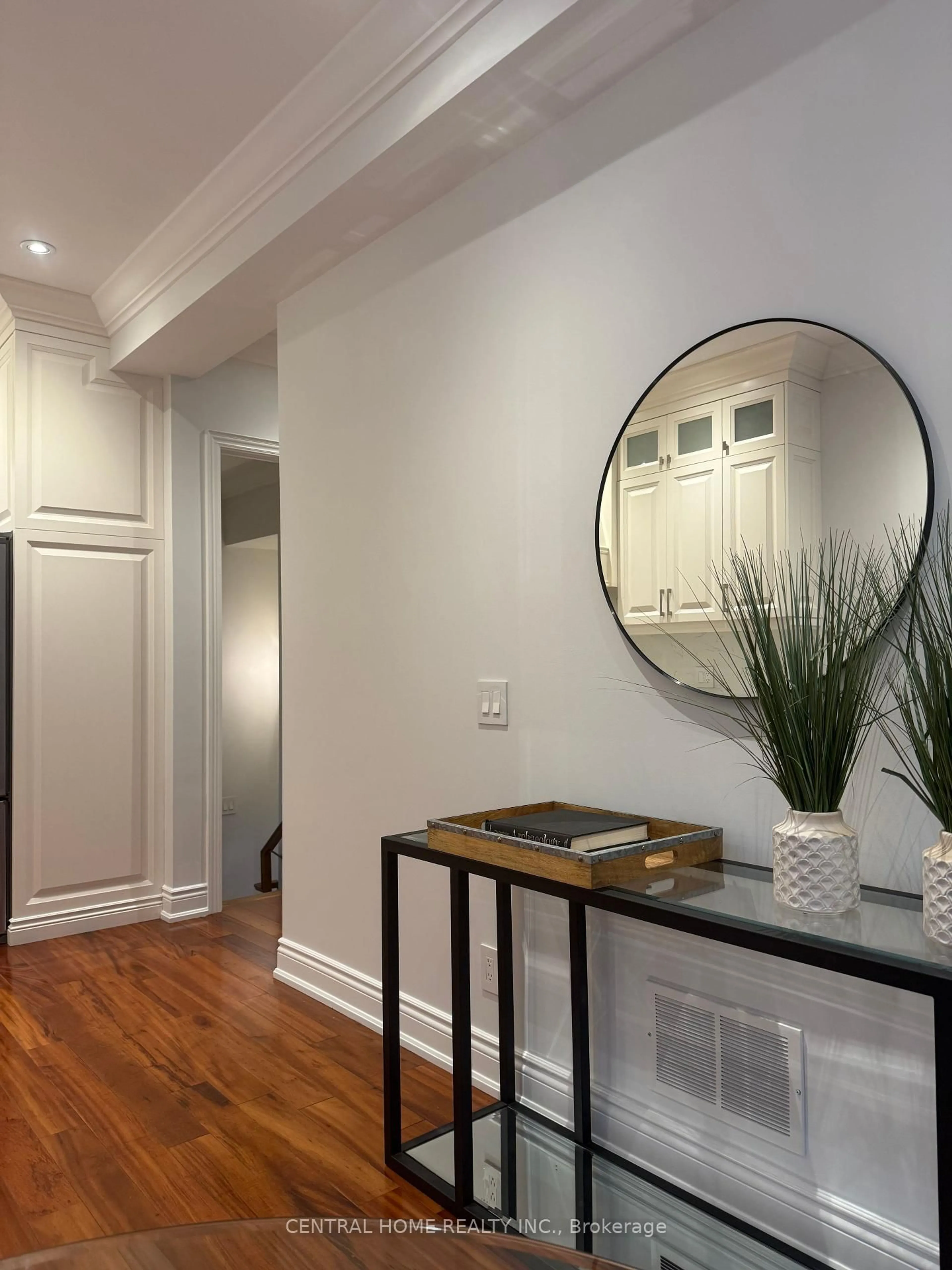 Indoor entryway for 298. Poyntz Ave, Toronto Ontario M2N 1J9