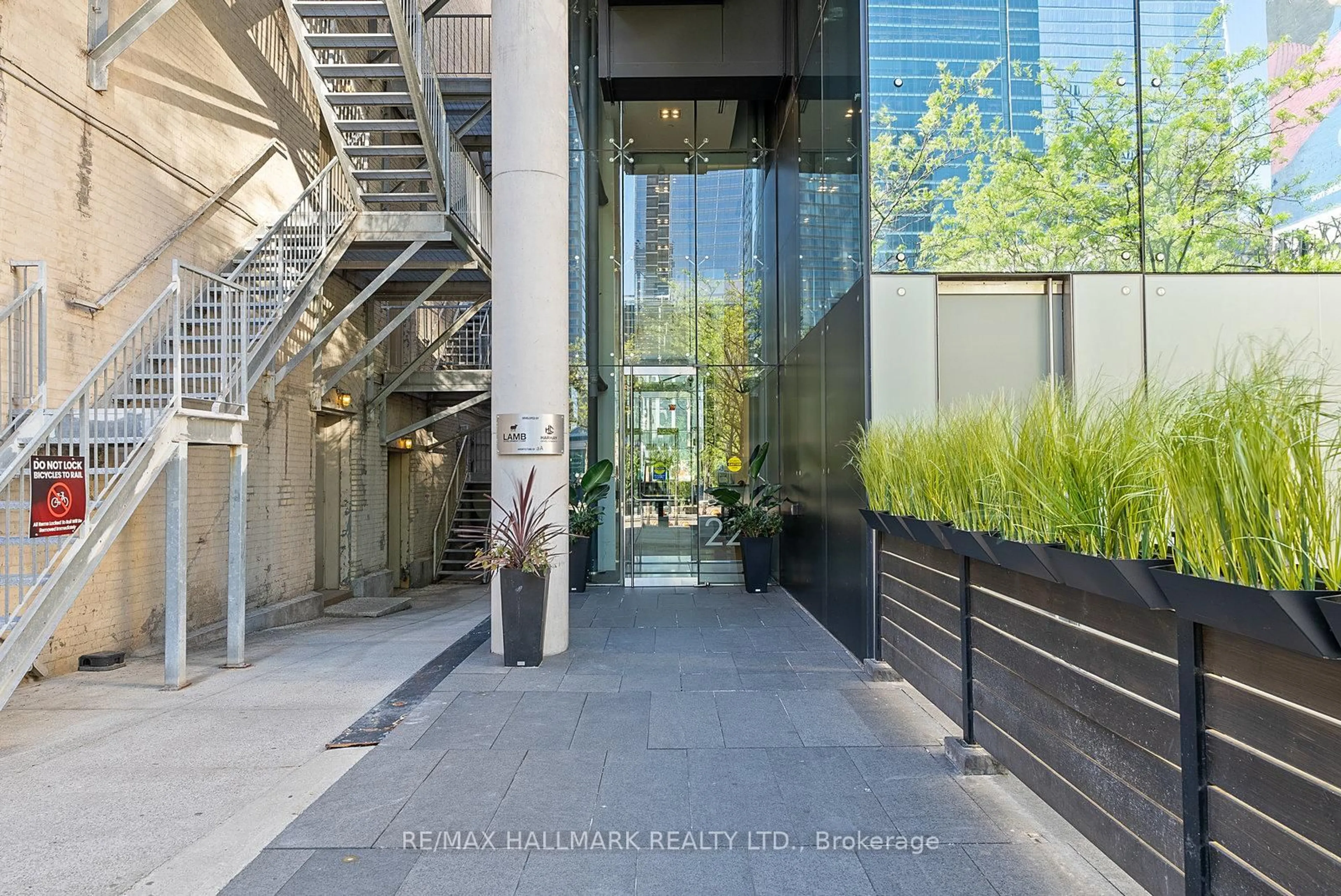 Indoor foyer for 224 King St #4004, Toronto Ontario M5H 0A6