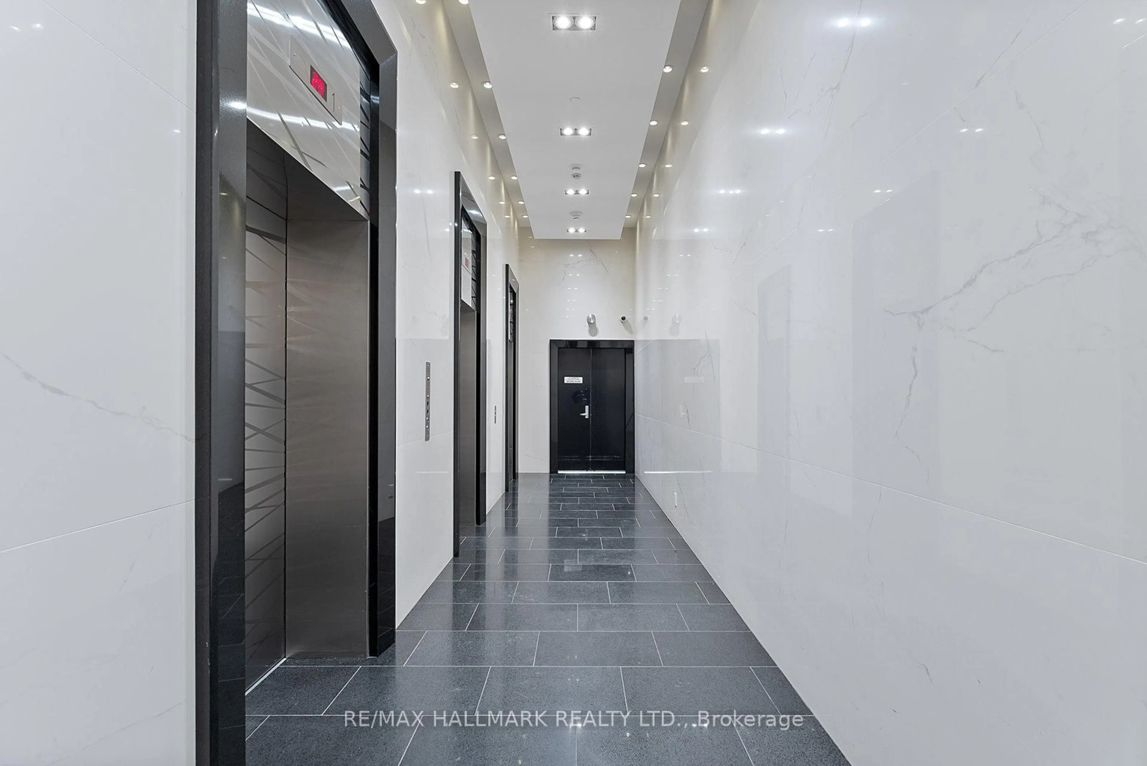 Indoor foyer for 224 King St #4004, Toronto Ontario M5H 0A6