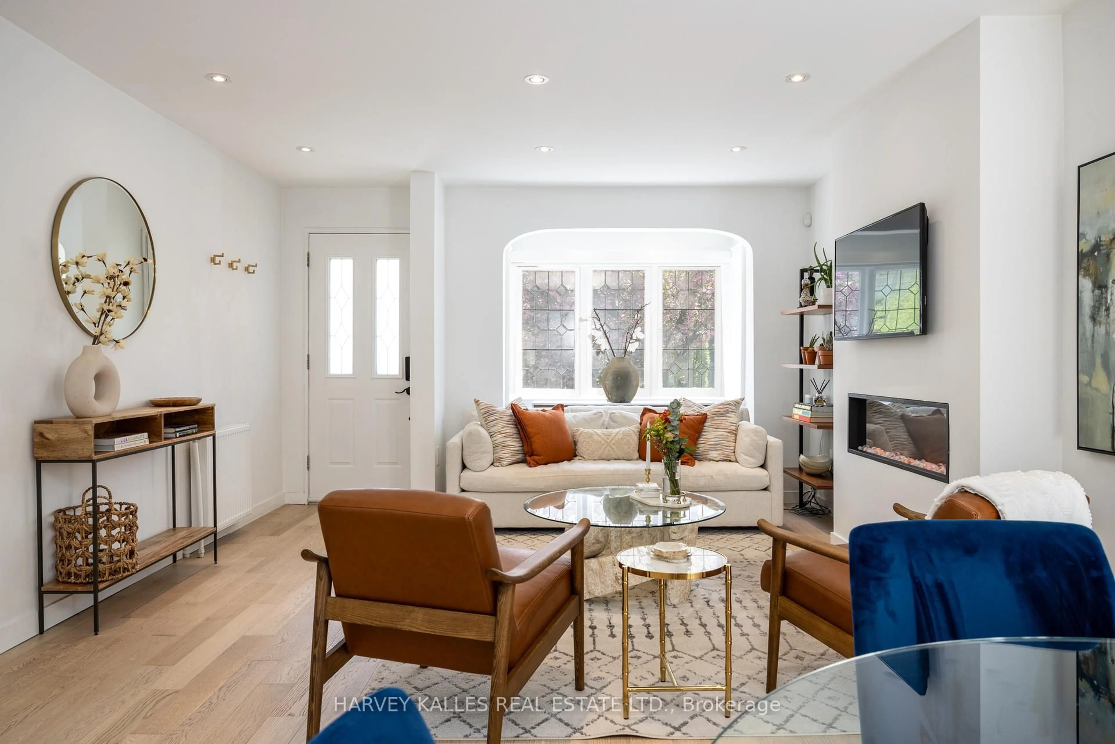 Living room with furniture, unknown for 380 Old Orchard Grve, Toronto Ontario M5M 2E9
