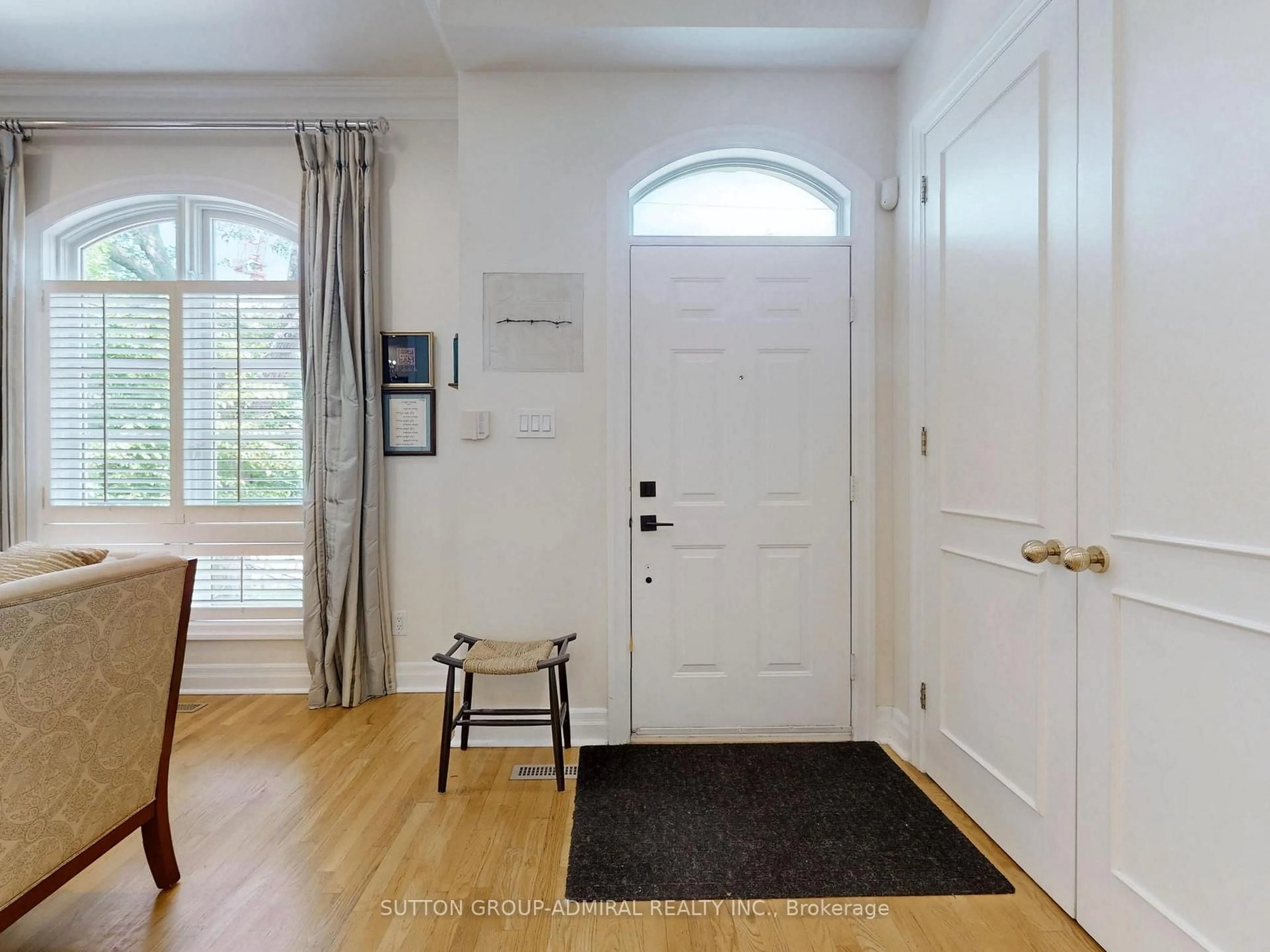 Indoor entryway for 487 Lytton Blvd, Toronto Ontario M5N 1S5