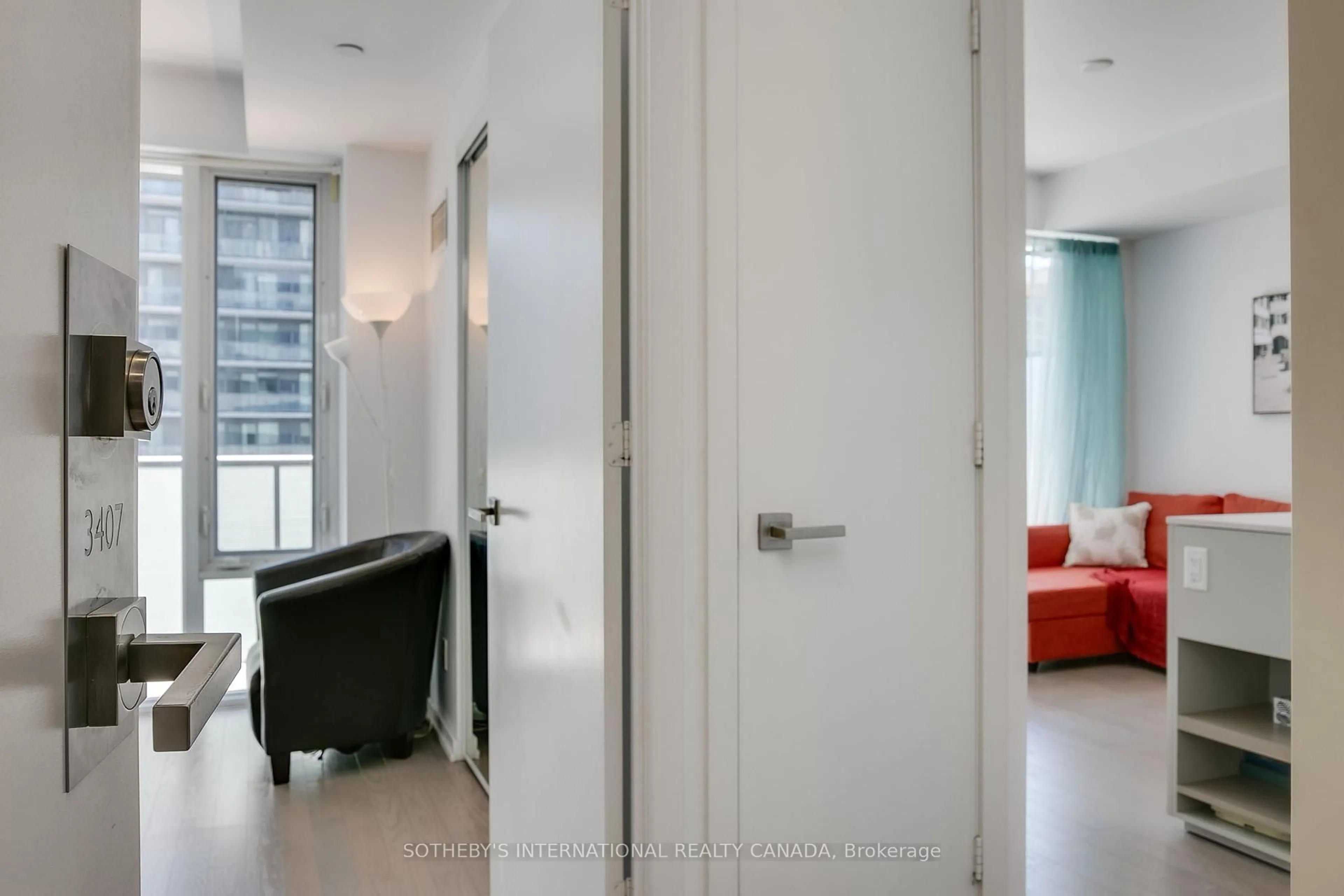 Indoor foyer for 101 Peter St #3407, Toronto Ontario M5V 0G6