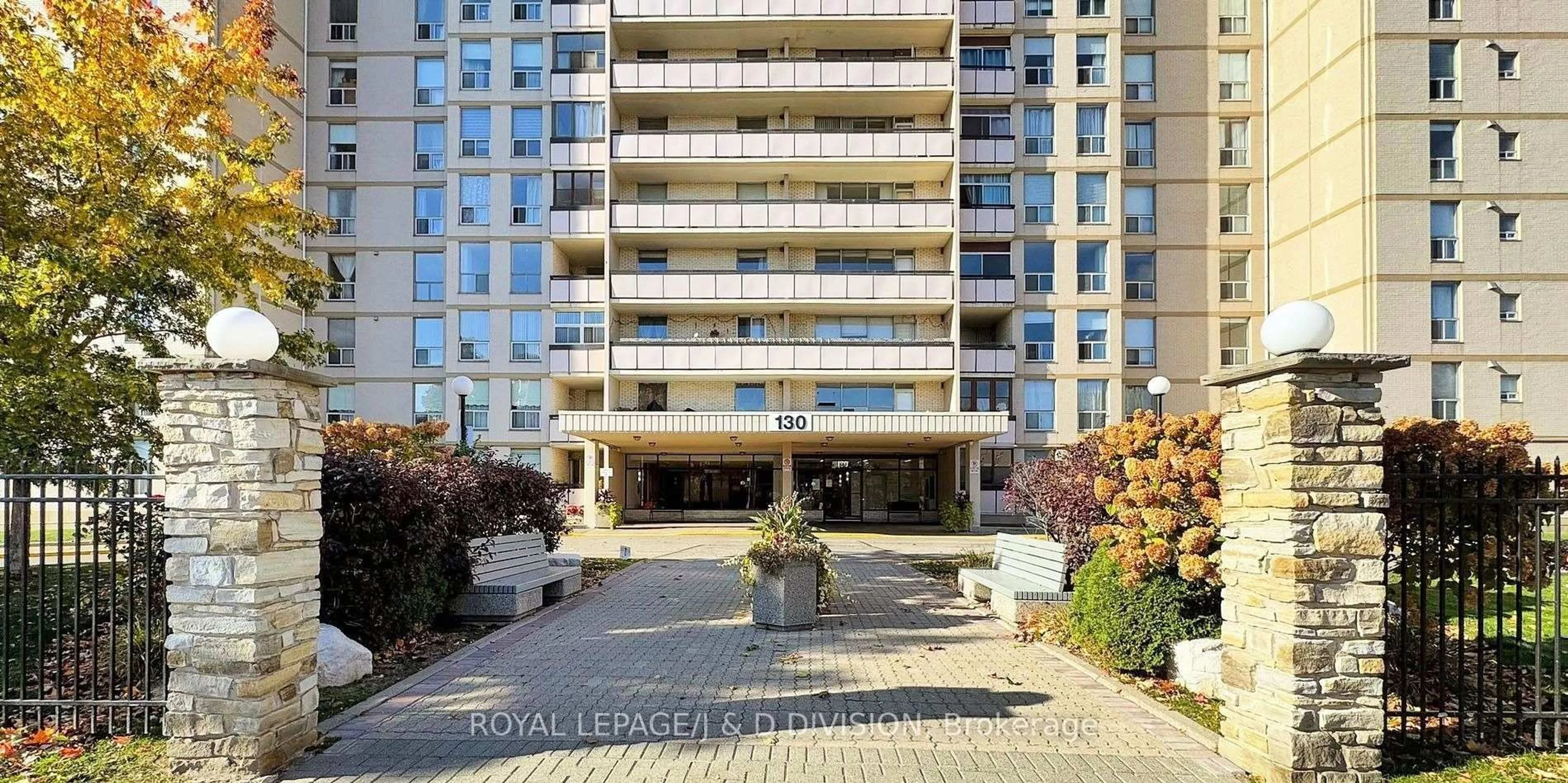 Indoor foyer for 130 Neptune Dr #1510, Toronto Ontario M6A 1X5