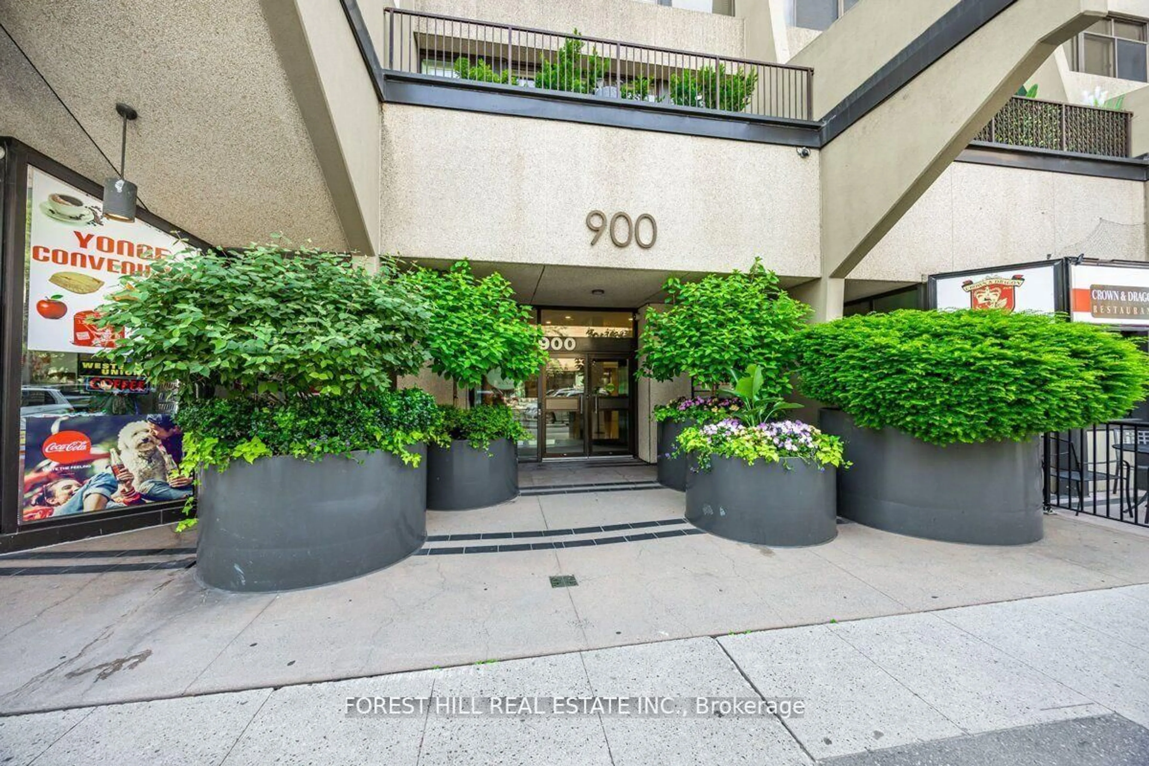 Indoor foyer for 900 Yonge St #201, Toronto Ontario M4W 3P5