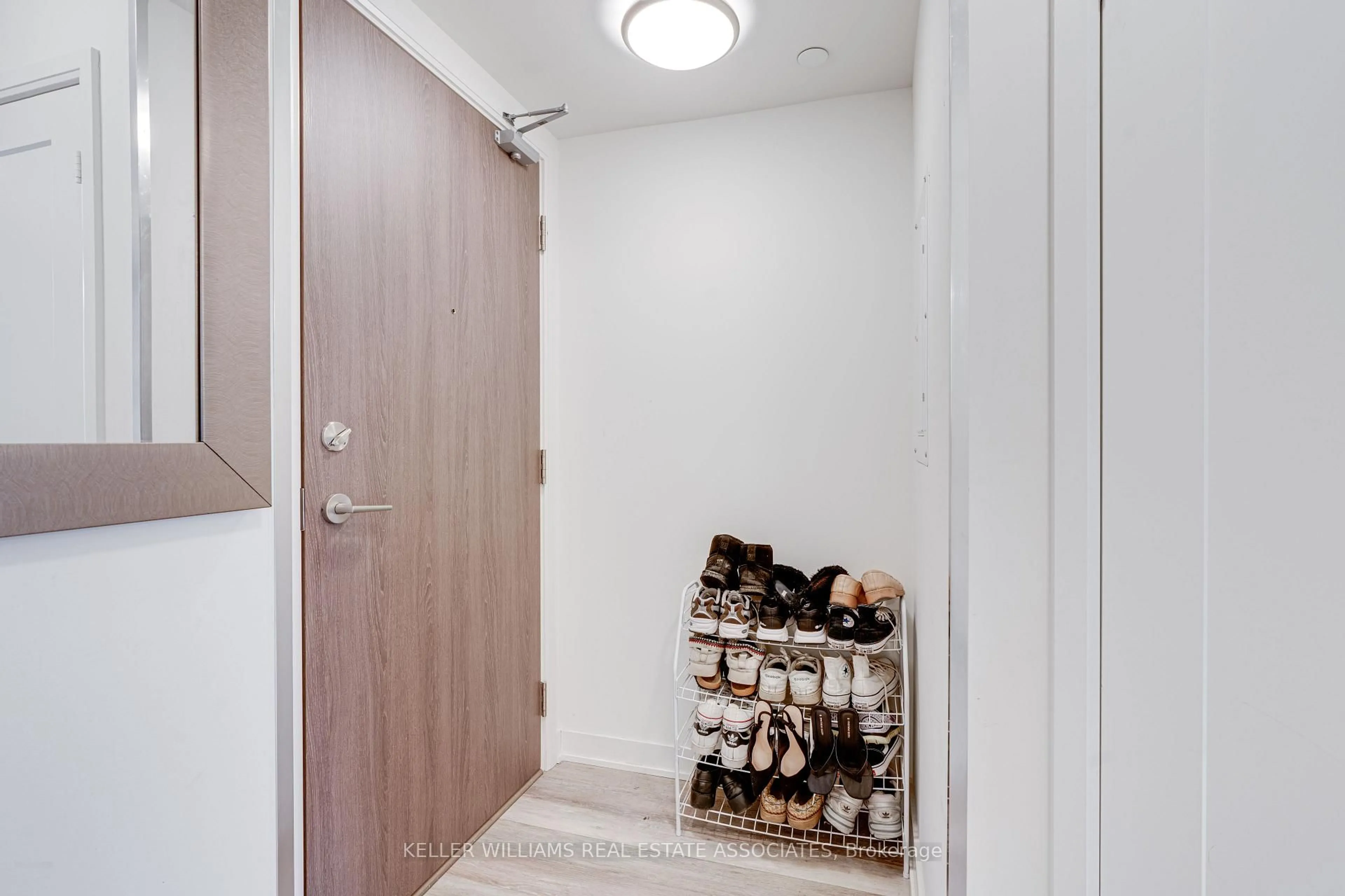 Indoor entryway for 576 Front St #402, Toronto Ontario M5V 1C1