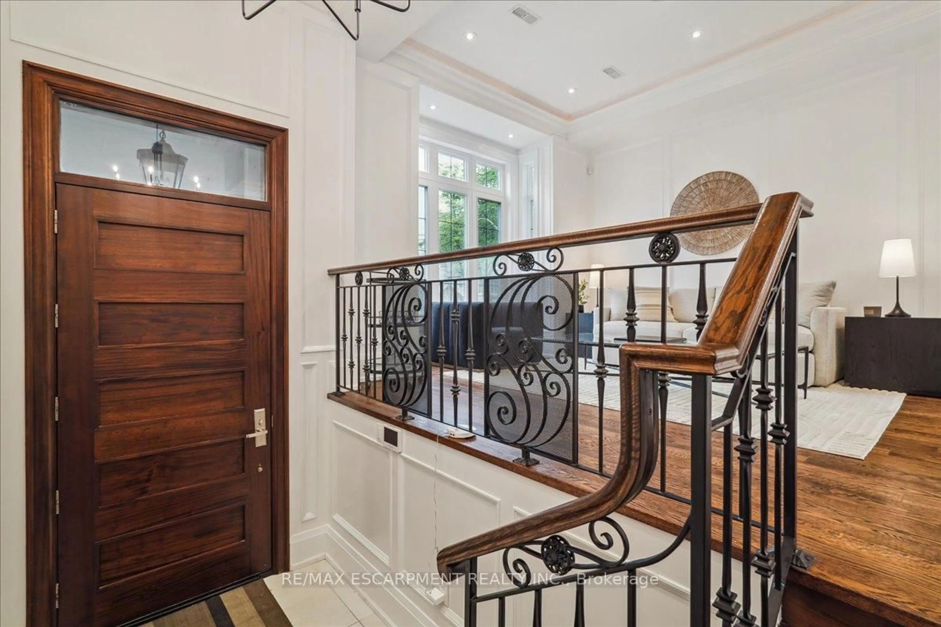 Indoor entryway for 34 Joicey Blvd, Toronto Ontario M5M 2S7