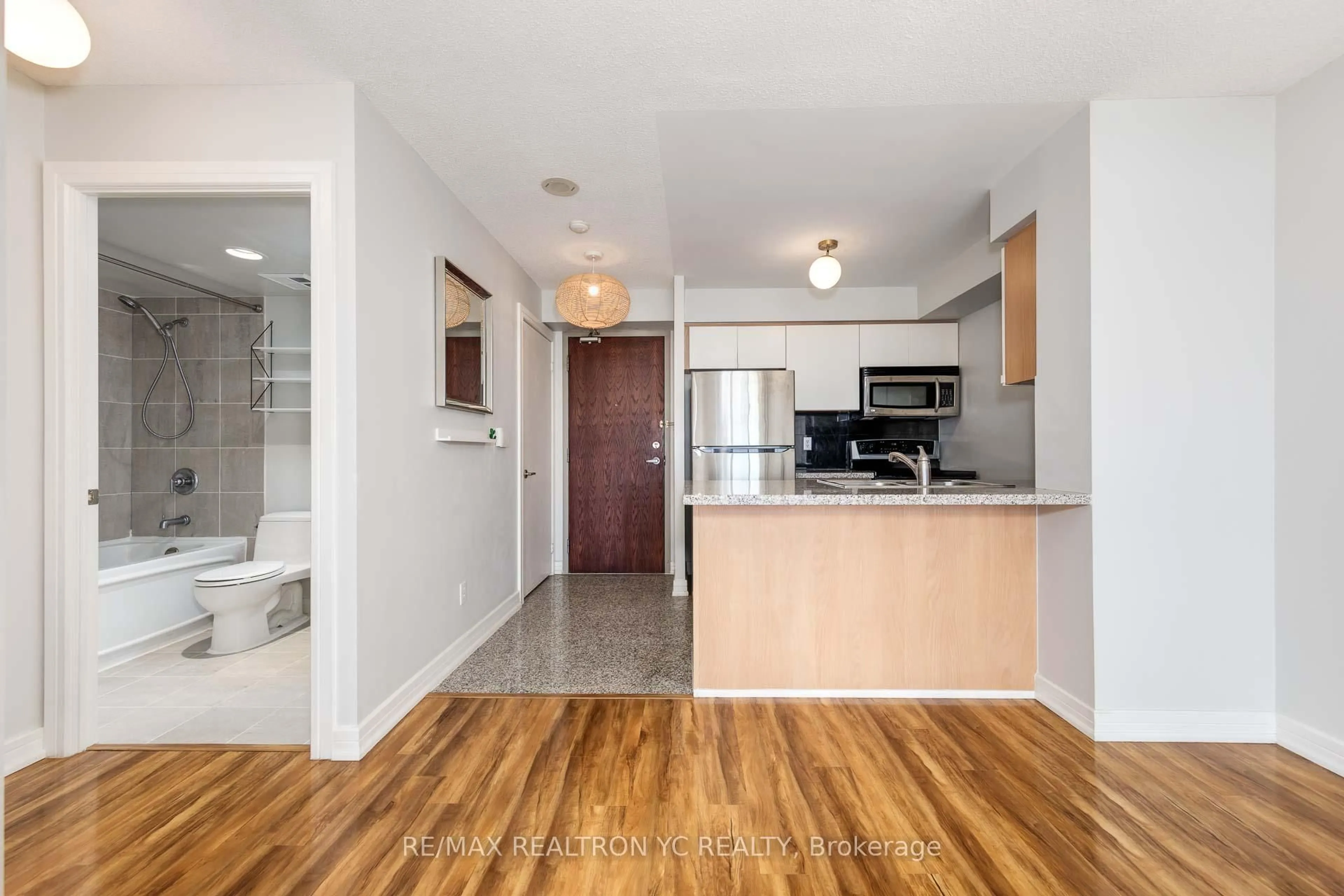 Standard kitchen, wood/laminate floor for 18 Harrison Garden Blvd #2607, Toronto Ontario M2N 7J6