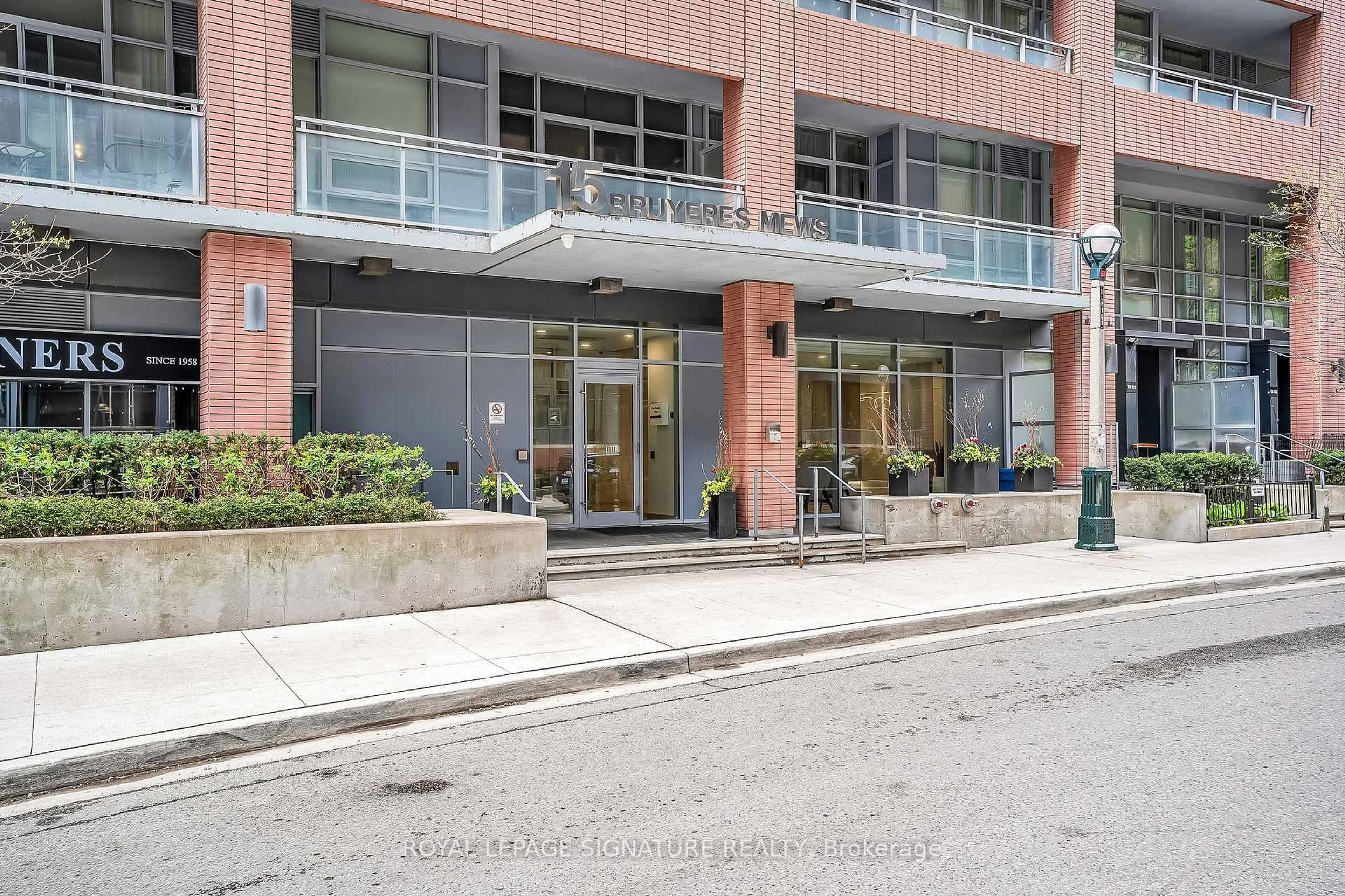 Indoor foyer for 15 Bruyeres Mews #317, Toronto Ontario M5V 0A7