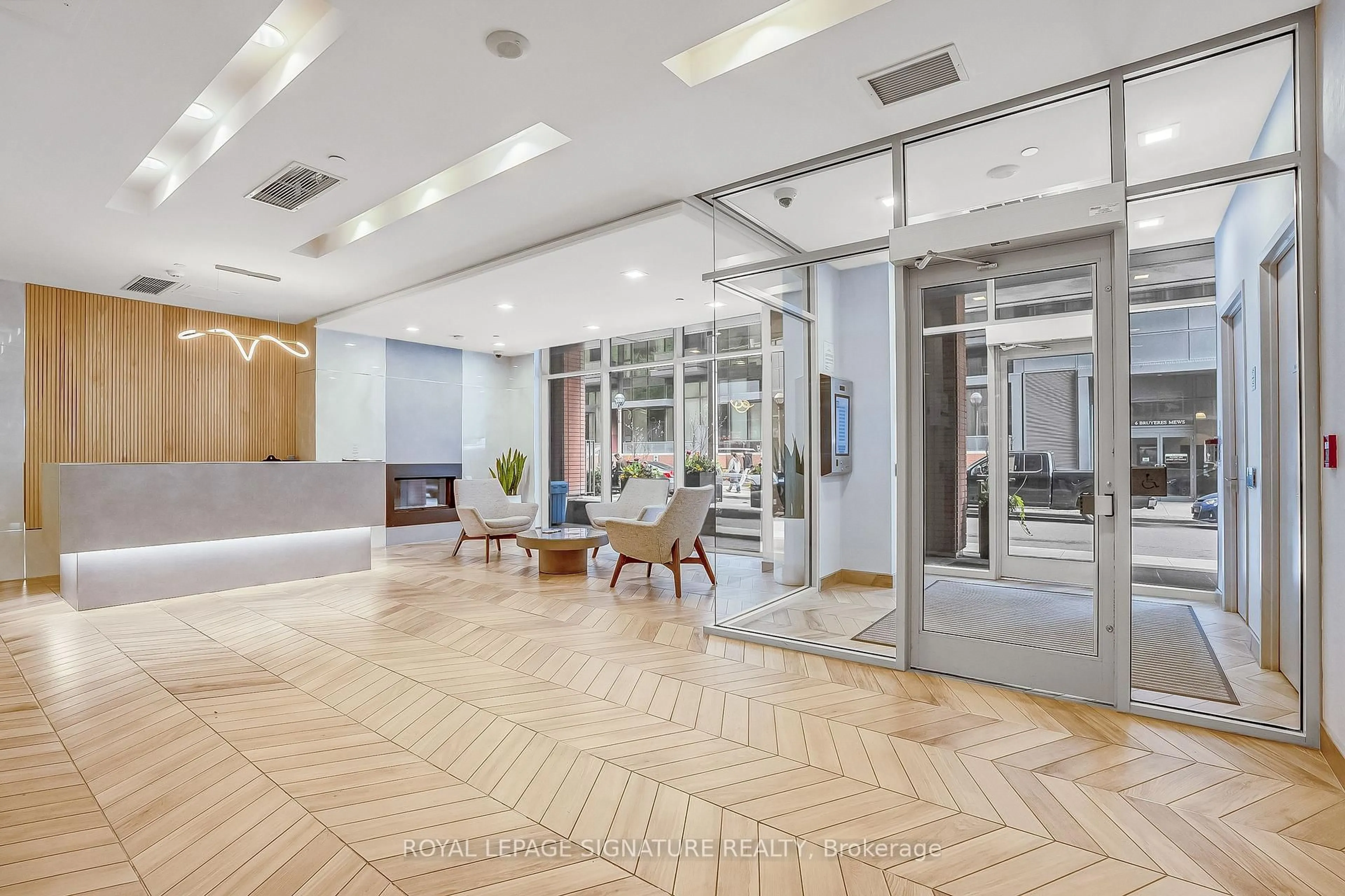 Indoor foyer for 15 Bruyeres Mews #317, Toronto Ontario M5V 0A7