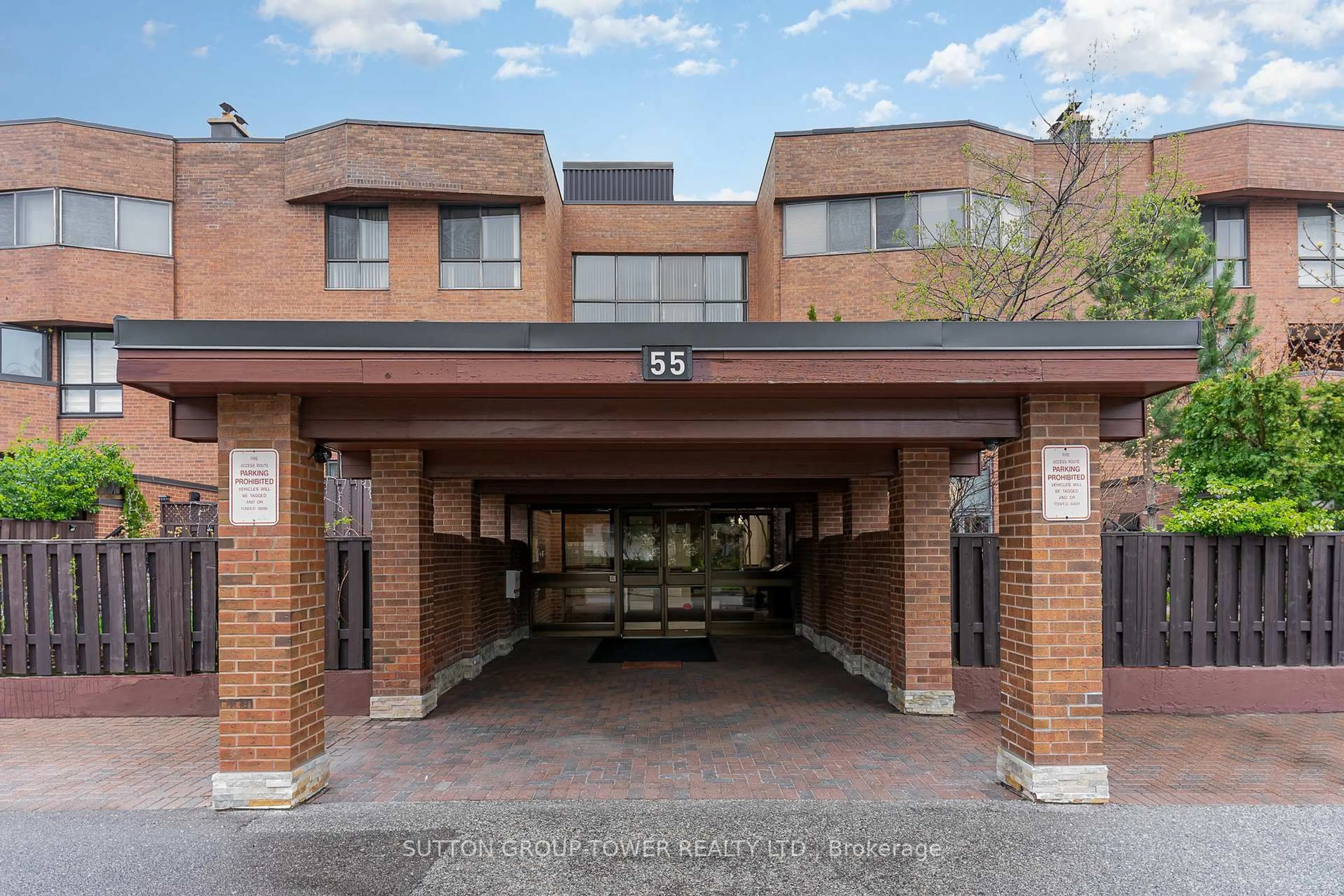 Indoor foyer for 55 Carscadden Dr #104, Toronto Ontario M2R 2A6